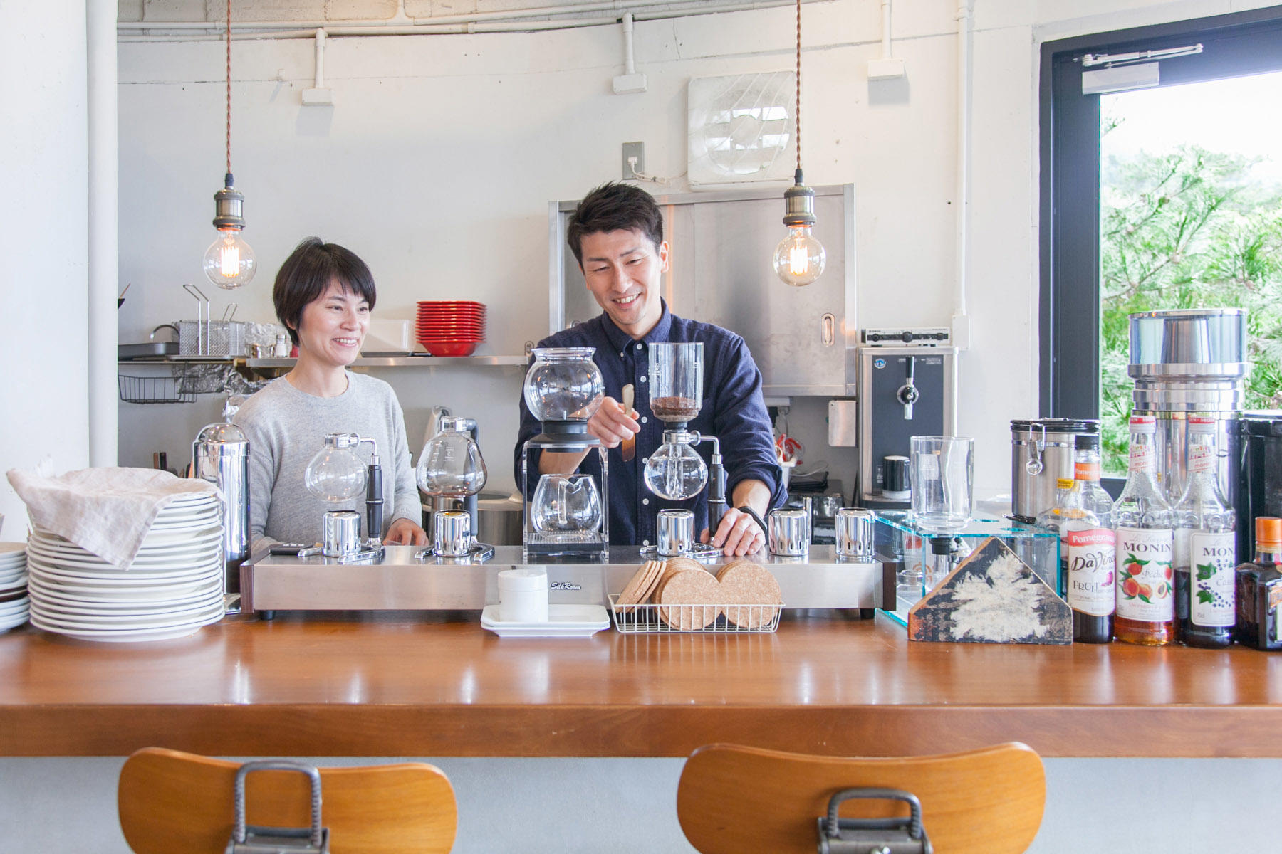 天本雅也さん・奈津子さん夫妻が営む旅館内にある「シーサイドカフェ・アルファ」