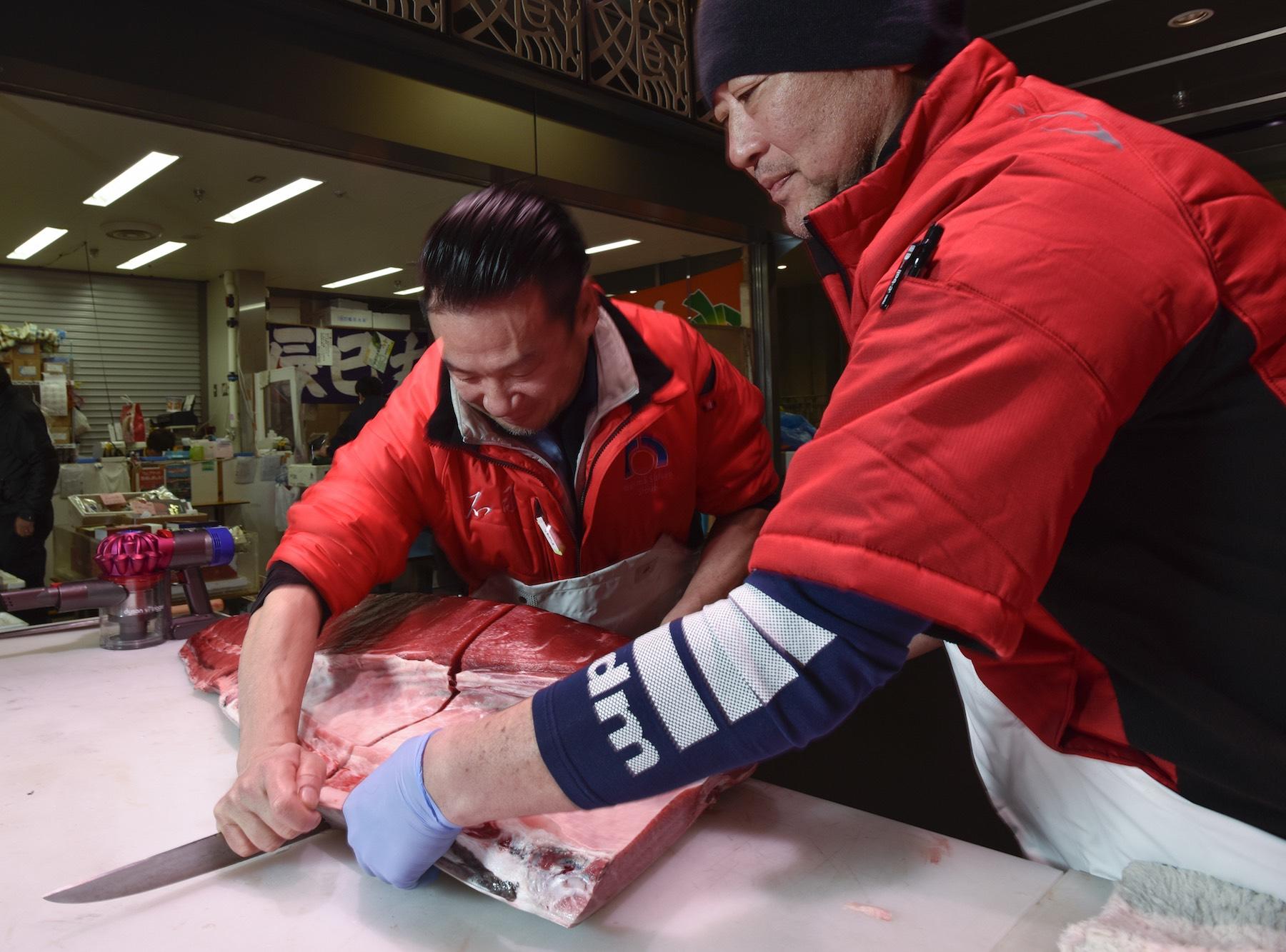 マグロをおろす。ときに2人がかり、ときに3人がかりの力仕事でもある。