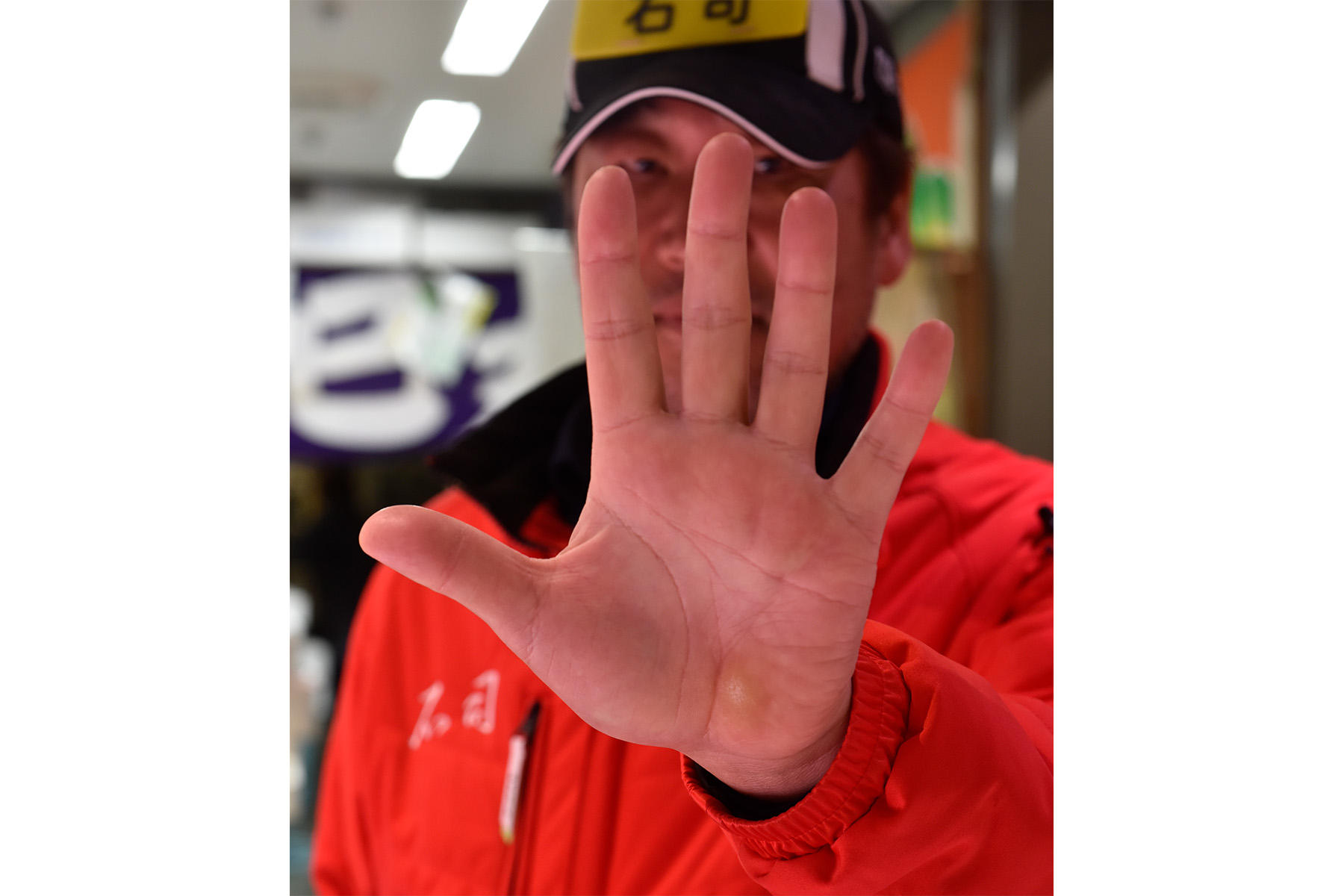 中島さんの手を見せてもらう。掌には30年にわたってマグロをさばき続けてきた痕があった。