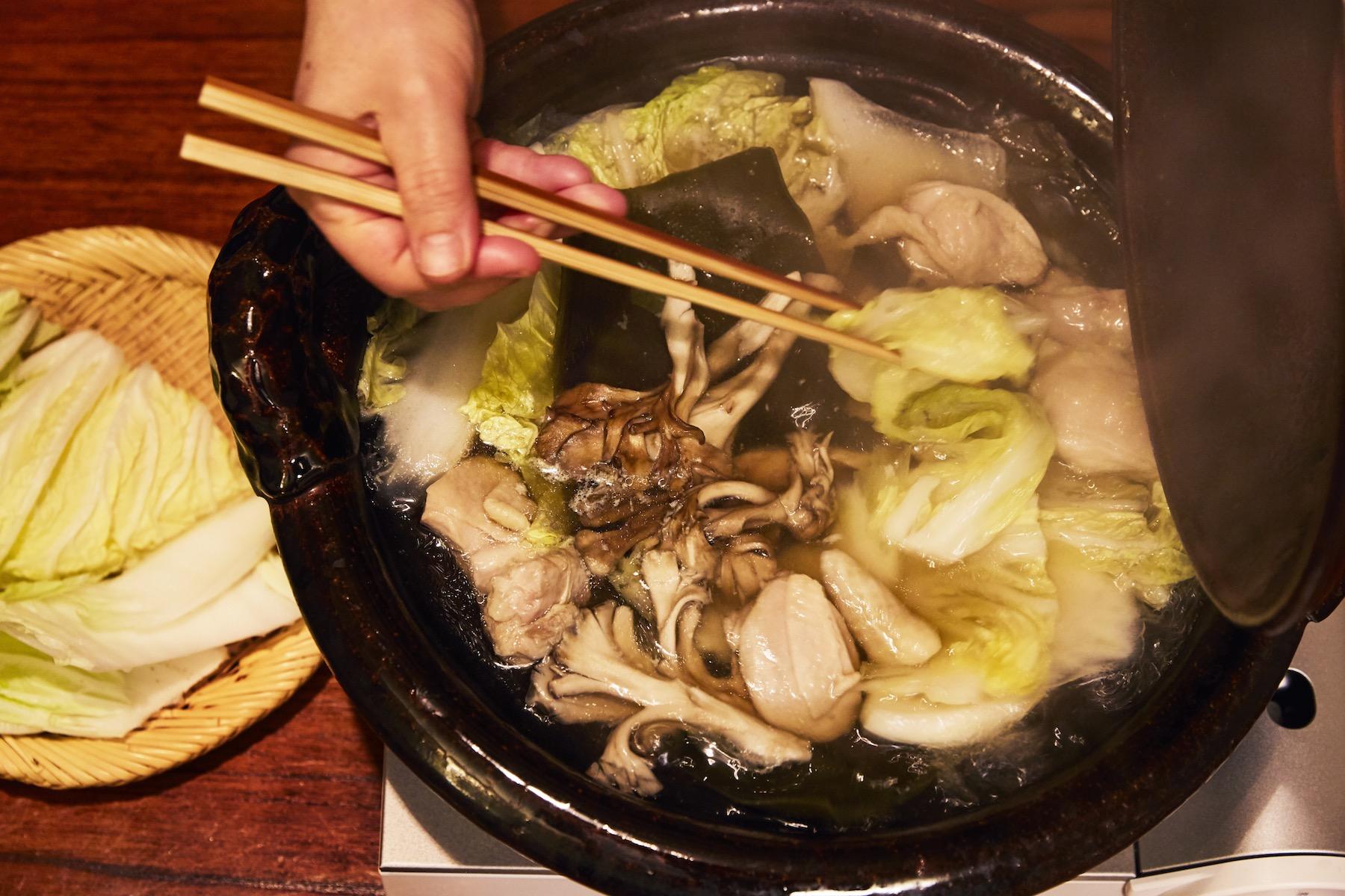 重層的な旨味が、いつもの鶏鍋とは別格。昆布で〆た鶏肉はしっとりと柔らかく、ひと口でじんわりと旨味が広がる。さらにきのこの旨味をプラスすれば、出汁は塩や醤油の味つけなしで十分おいしい。昆布の繊細な旨味を味わうには、野菜は白菜だけ。この上なくシンプルに！