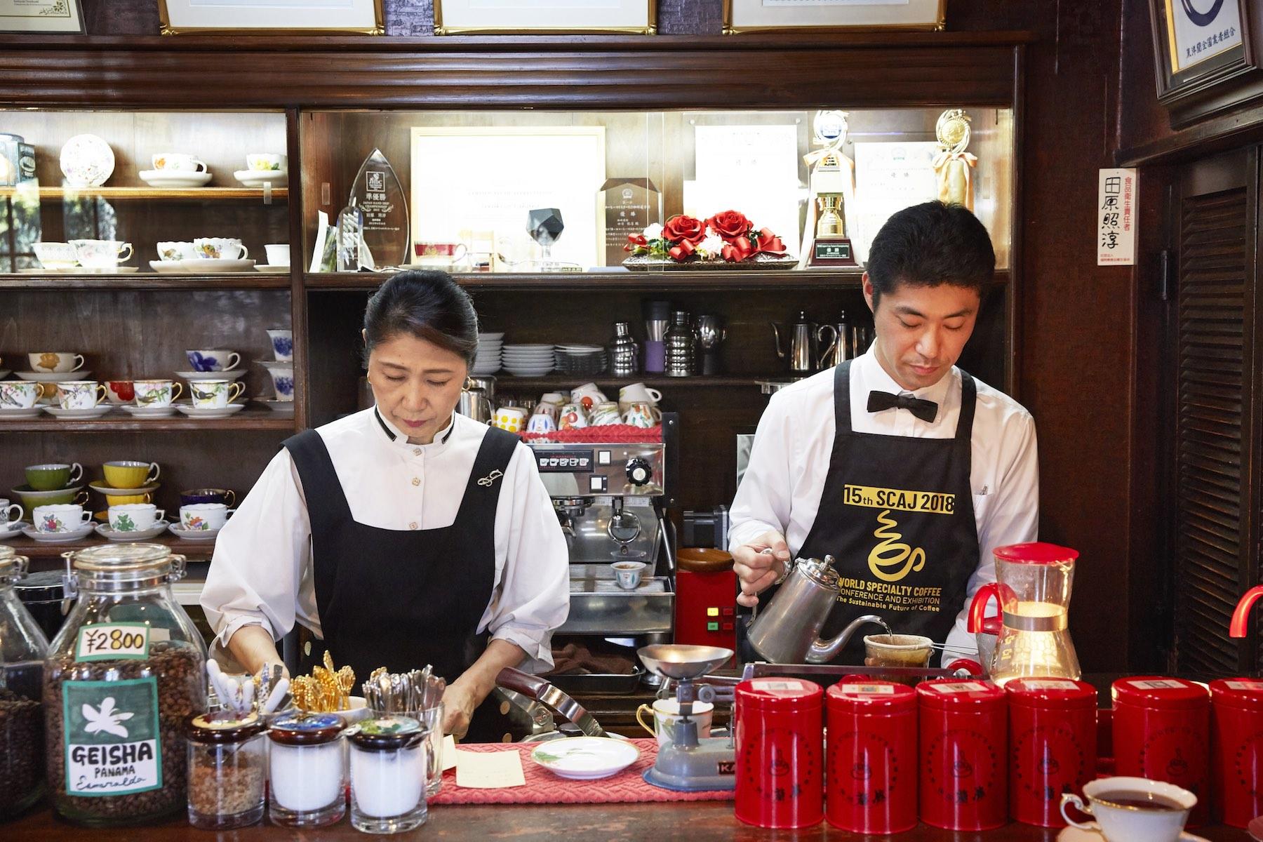 昂さんから、妻の順子さんへと託された焙煎は今、二代目の田原さんに受け継がれた。美味しい珈琲と笑いの絶えない接客で、多くのお客様に、今日も笑顔を届け続けている。