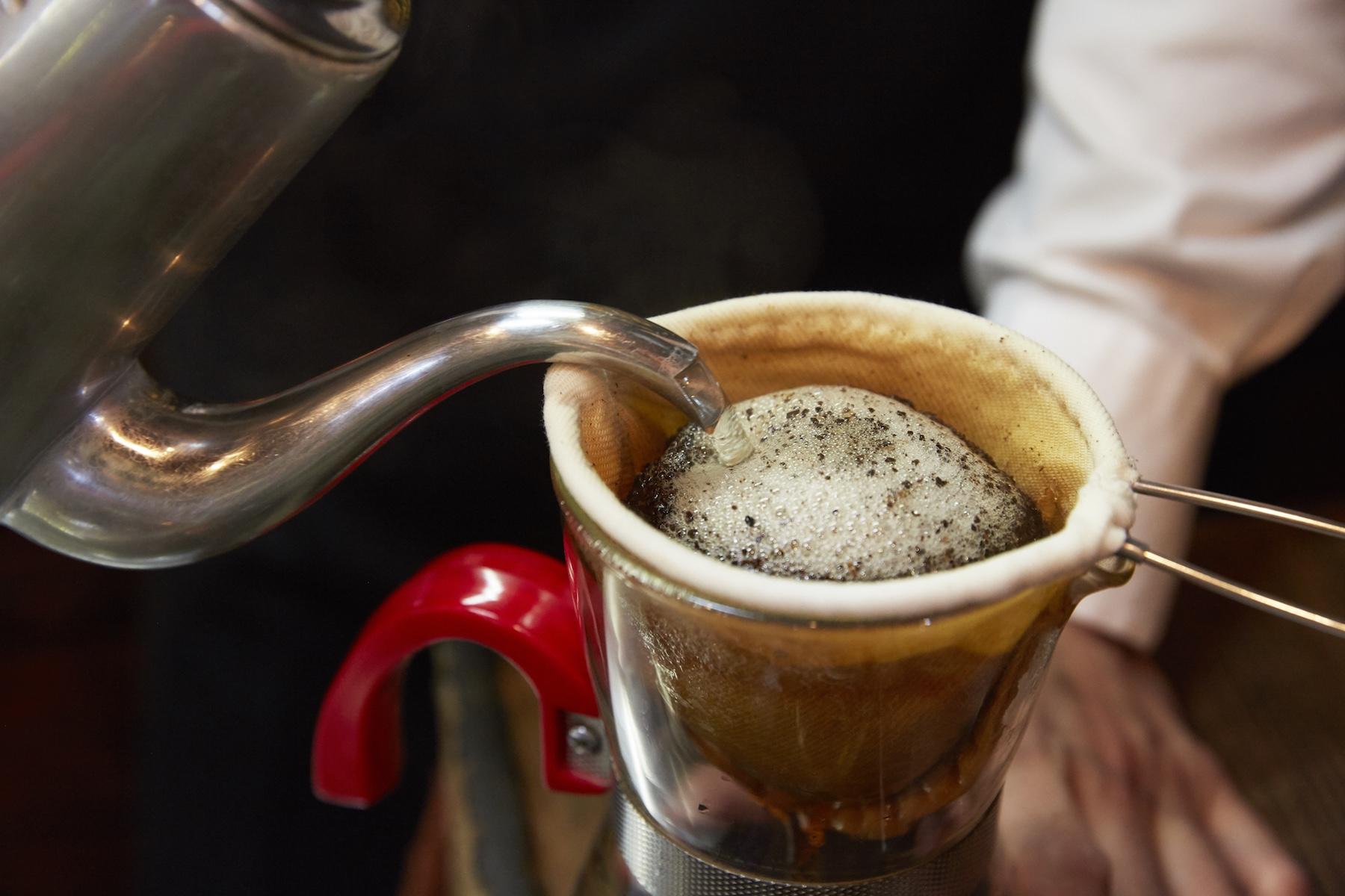 ネルドリップでの抽出は、開店当初と同じ。とはいえ、湯の温度や注ぎ方などは、現在の焙煎機とミルの特性に合わせて大きく変えているというから、珈琲は知れば知るほど奥が深い。