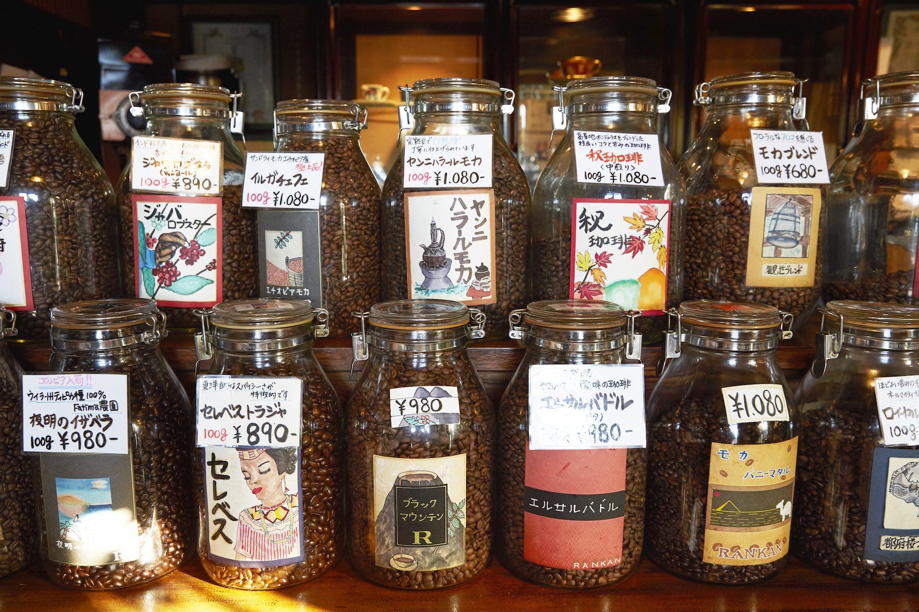 浅煎りから深煎りまで、茶のグラデーションが彩るレジ横の豆売り場。きれいに磨かれた透明の瓶には、ぎっしりと光り輝く豆がつまっている。これだけの準備をして、毎日毎日、お客様を迎えるのだ。
