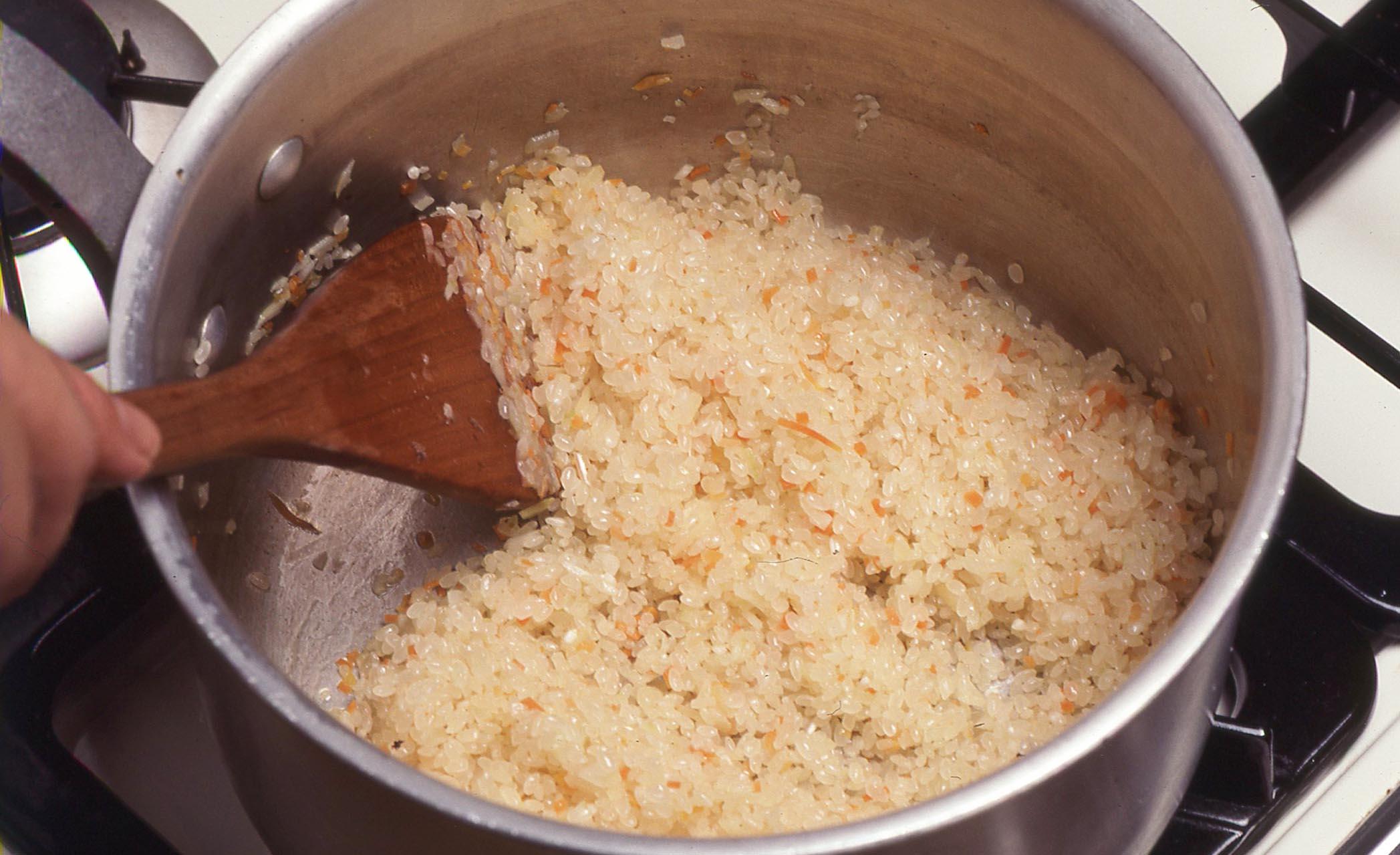 米をいれてさらに炒める