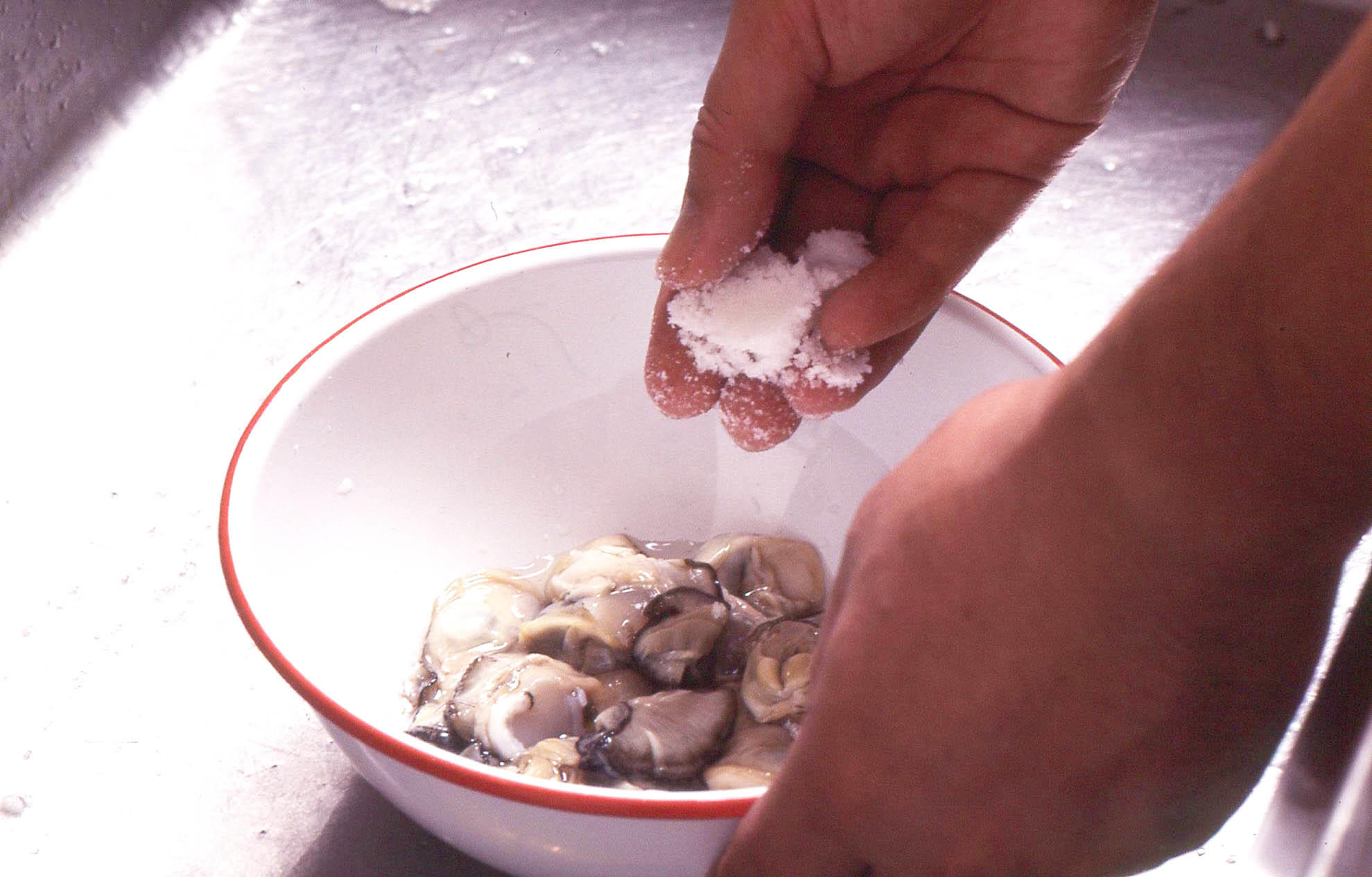 牡蠣は分量外の塩で洗う