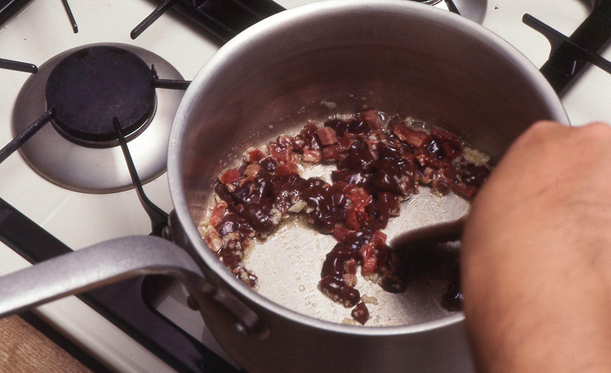 内蔵類を炒める