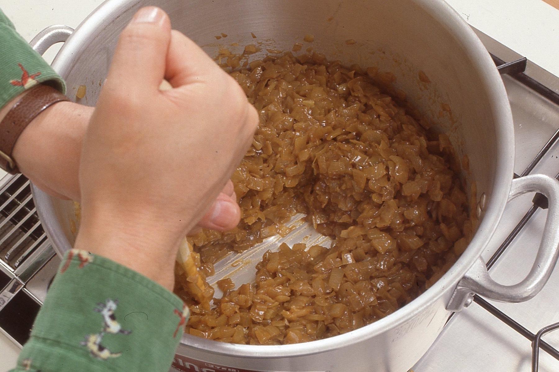 プロのコック直伝というかき混ぜ方を披露する談四楼さん。手前から向こう側へ、そして左回り。また手前から向こう側へ、次は右回りで、常に垂直にして。