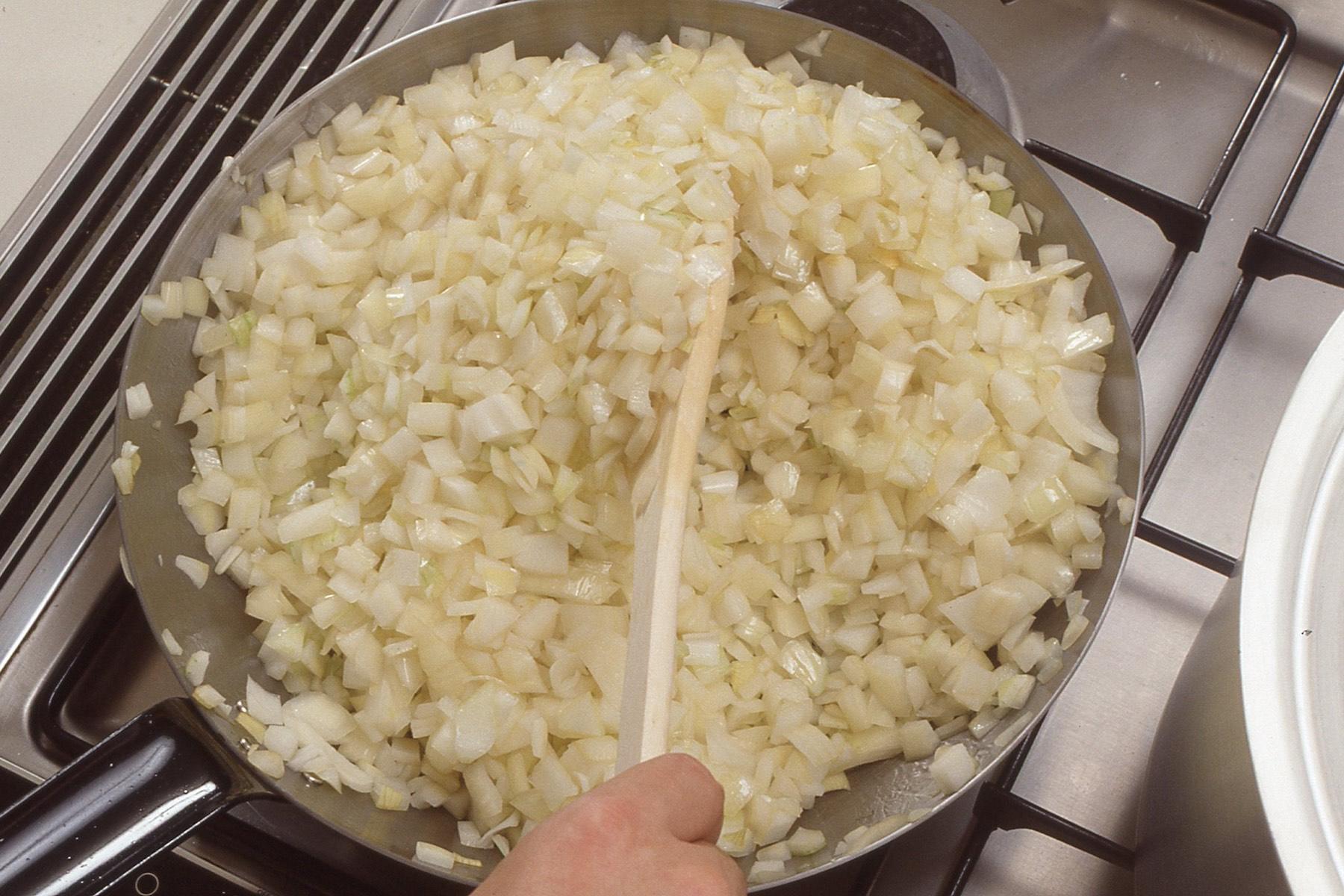 見よ!フライパンからこぼんればかりの玉ねぎを。しかし、30個分を炒めるのは至難の業。