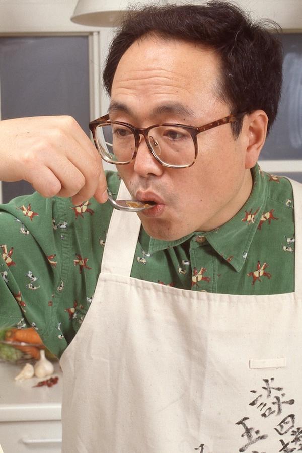 小説『シャレのち曇り』を上梓したばかりで、「落語も出来る小説家」として紹介されている。