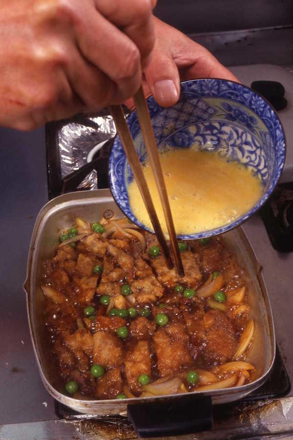 溶き卵を流し込む