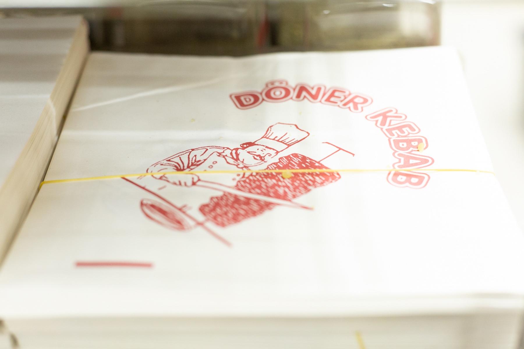 ケバブサンドを入れる紙袋まで。本当になんでも揃う。