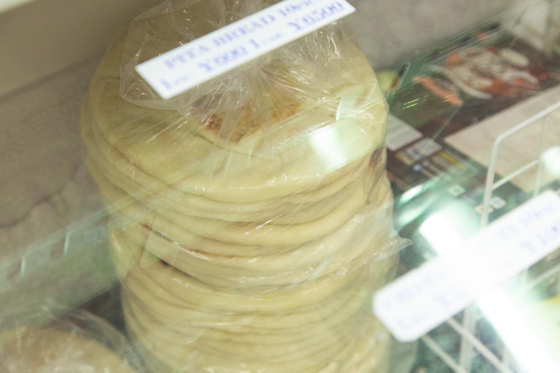 ナン、チャパティ、ピタ、サモサ――粉物も冷凍庫にズラリ。ショップオリジナルの5枚400円のナンが一番の売れ筋。