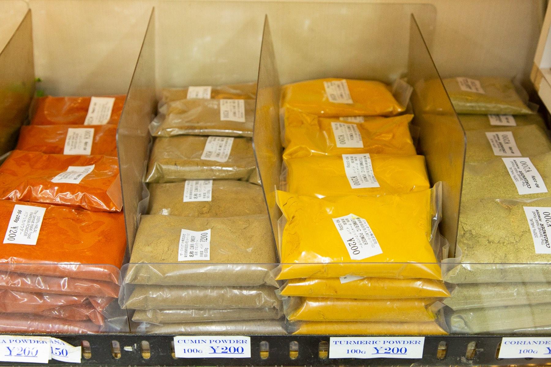 レッドチリ、クミン、ターメリック、コリアンダー。南アジア料理の核となるパウダースパイスは、ショップメインの棚にどっさりと。