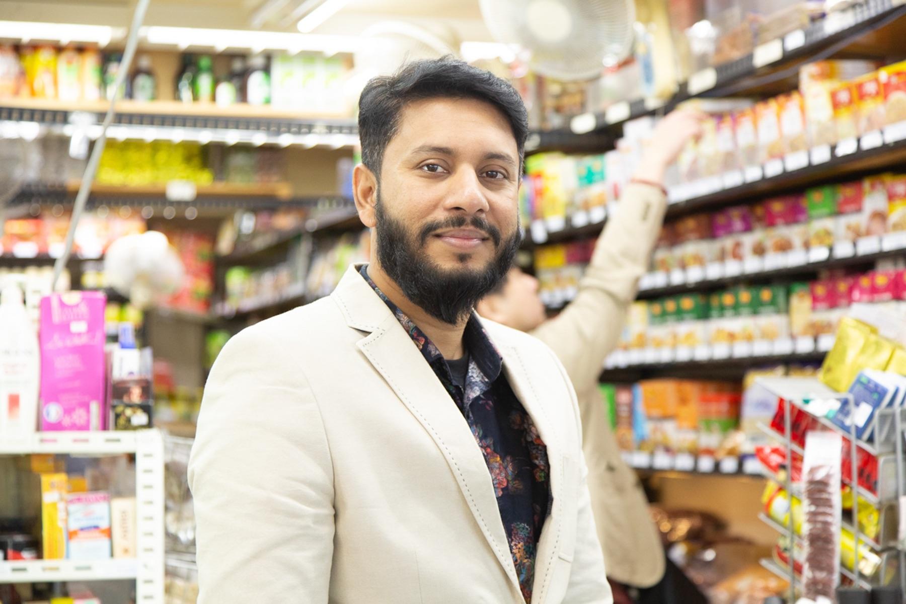 店主のライハンさん。いつもはムスリムの帽子“クフィ”を被り、レジ横に座っていることが多いが、この日は白のジャケットがパリッと決まっていた。