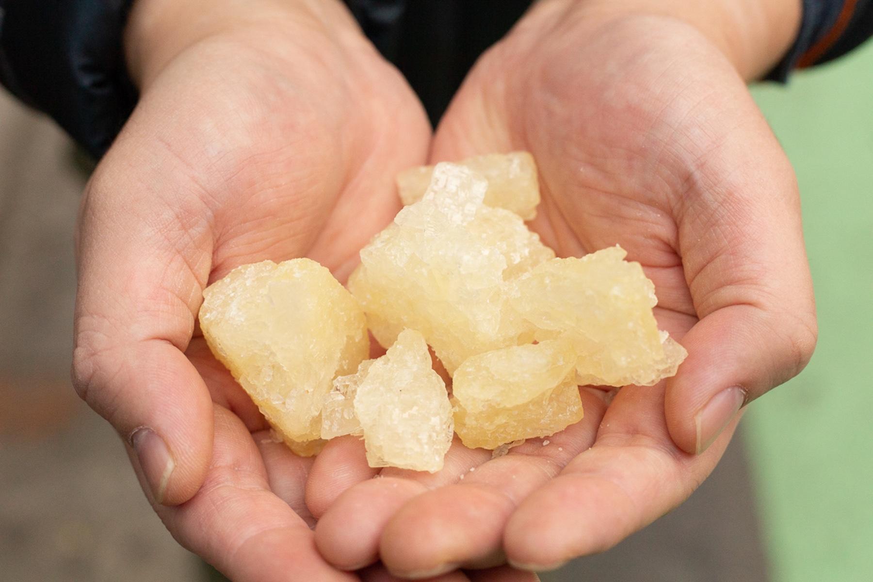 手練りでゴロッと結晶化させた砂糖 “タルミスリ”。100ｇ120円。バングラデシュ産。