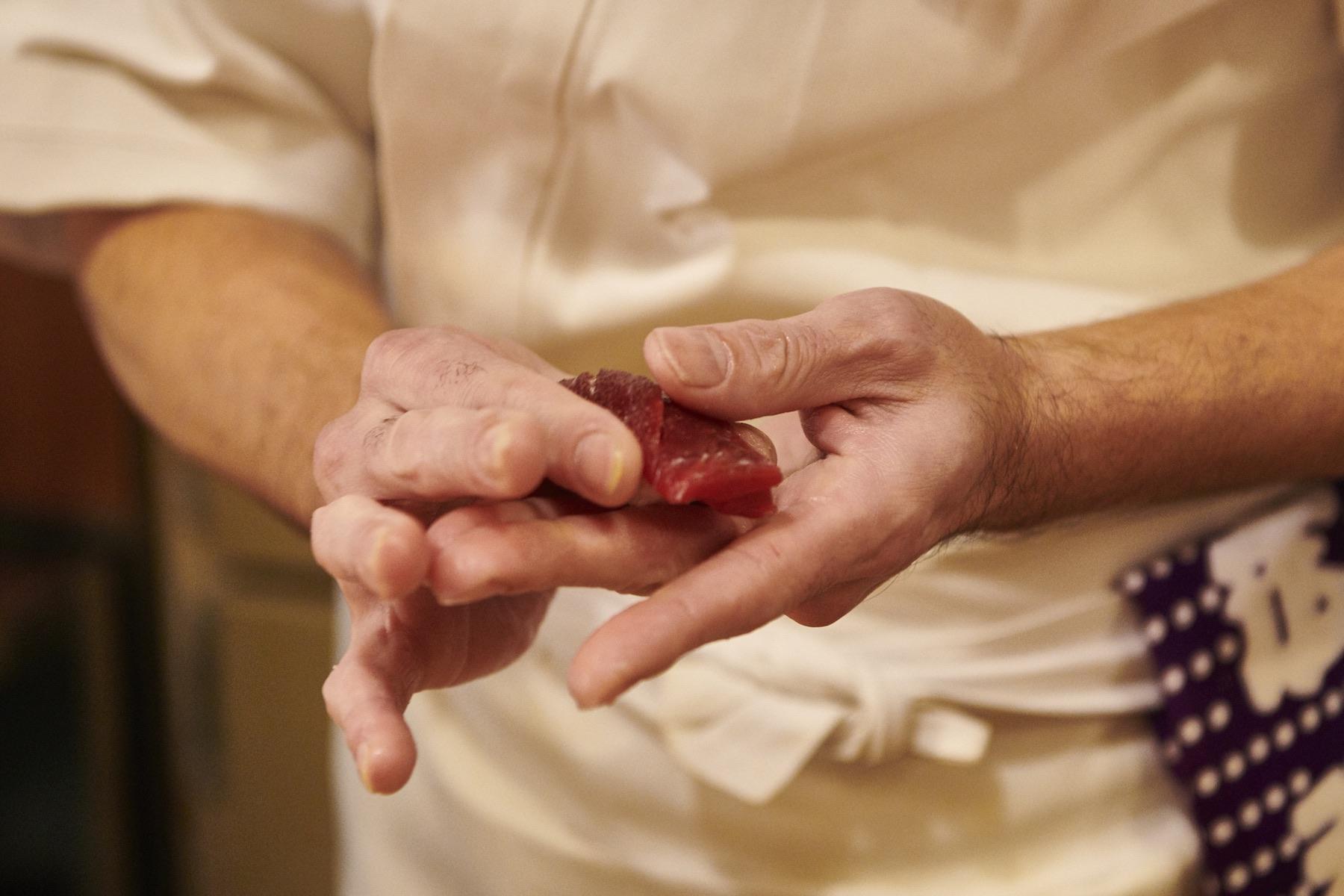 「㐂寿司」は昨今流行のおきまりのコースではないので、好みのマグロを注文することもできる。実際、好みを伝える客も少なくない。