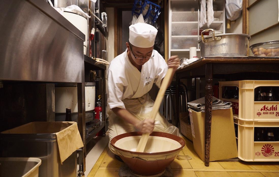 砂糖、味醂、醤油、鰹出汁。さらに「㐂寿司」独自の海老酒を加え、擂り粉木を使って、あたりをくわえてゆく。