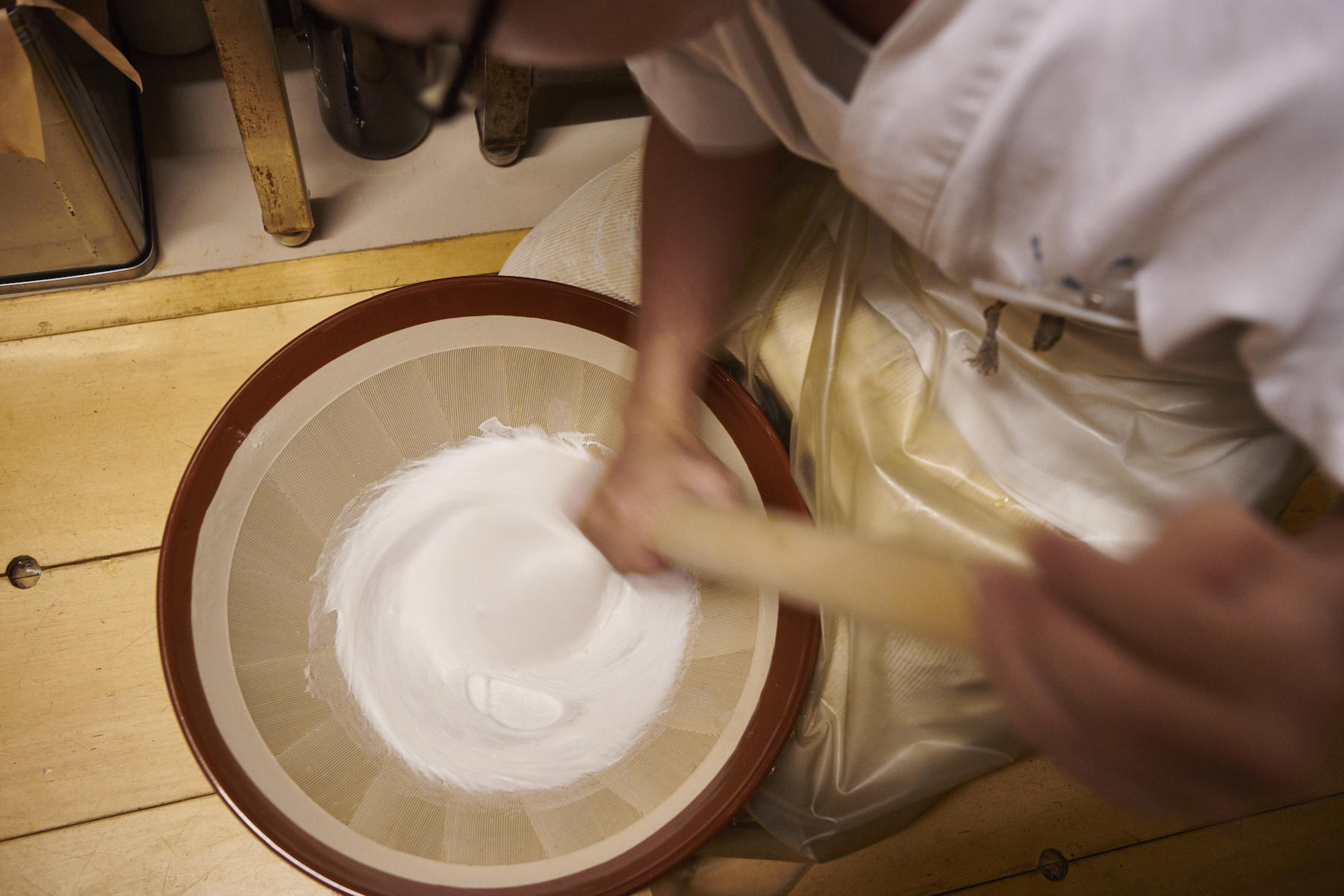 玉子焼きの生地づくり。擂り粉木であたりを加えて、なめらかな生地ができるまで、およそ20分。休むことなく手を動かし続ける。重労働で、力仕事。