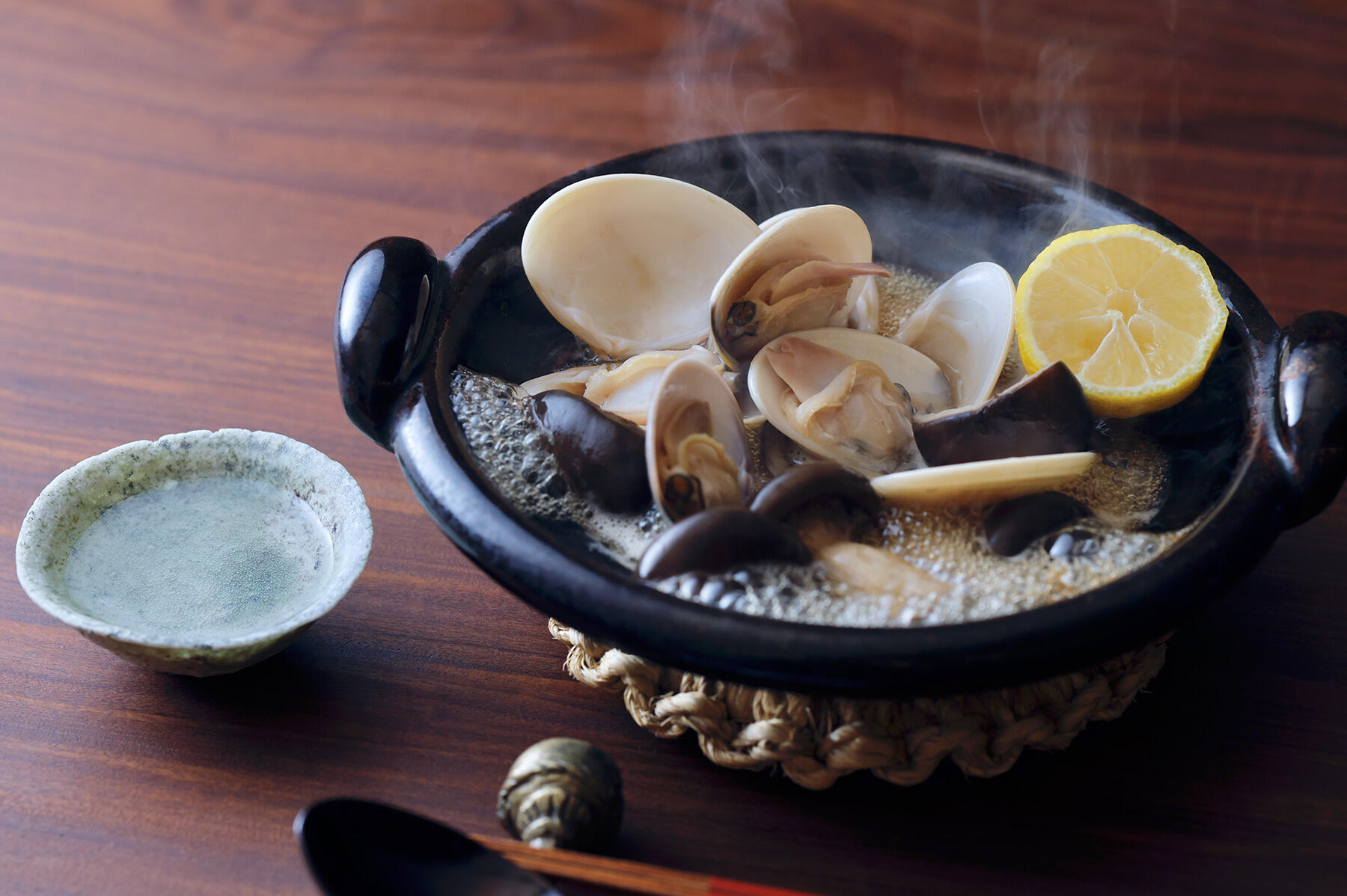 “はまぐりと大黒本しめじの酒蒸し”と「日日」