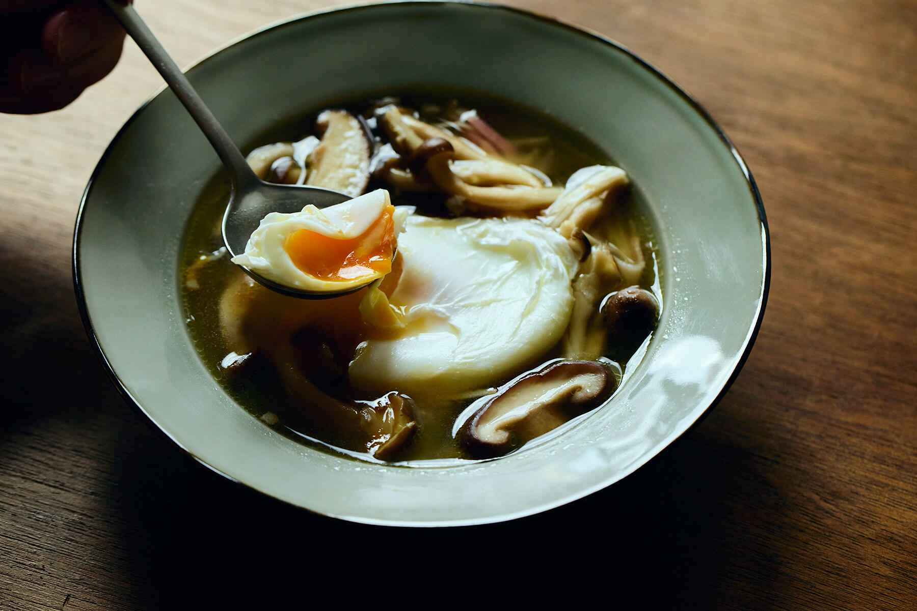 ポーチドエッグをのせて完成!