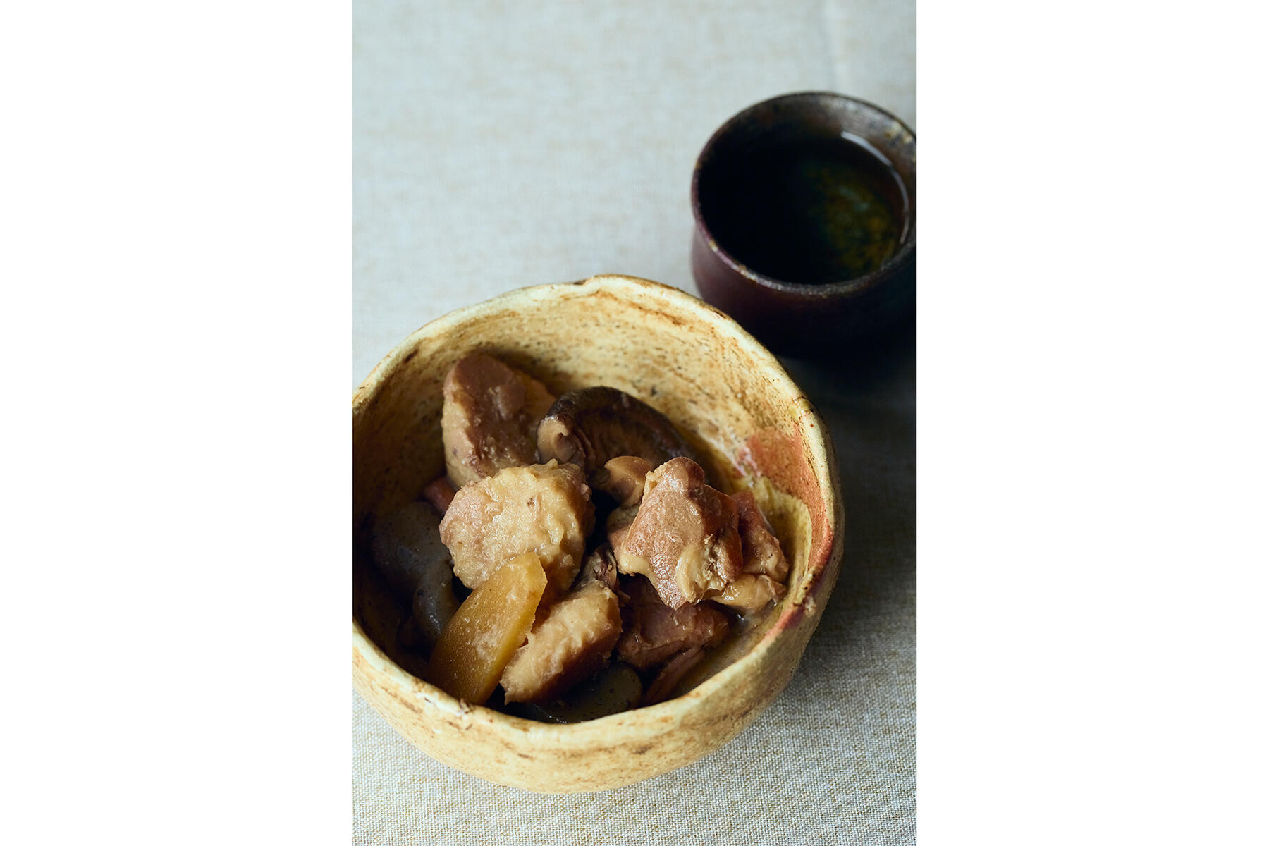 里芋、椎茸、鶏もも肉の煮物