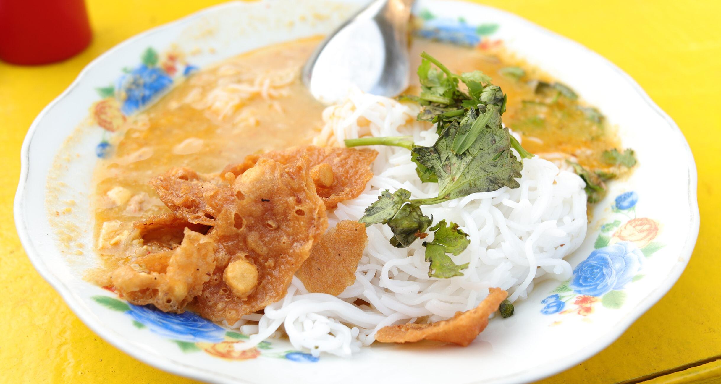 旨味が複雑に絡み合ったミャンマーの麺料理 世界のぶっかけ 世界の 記憶に残る異国の一皿 公式 Dancyu ダンチュウ
