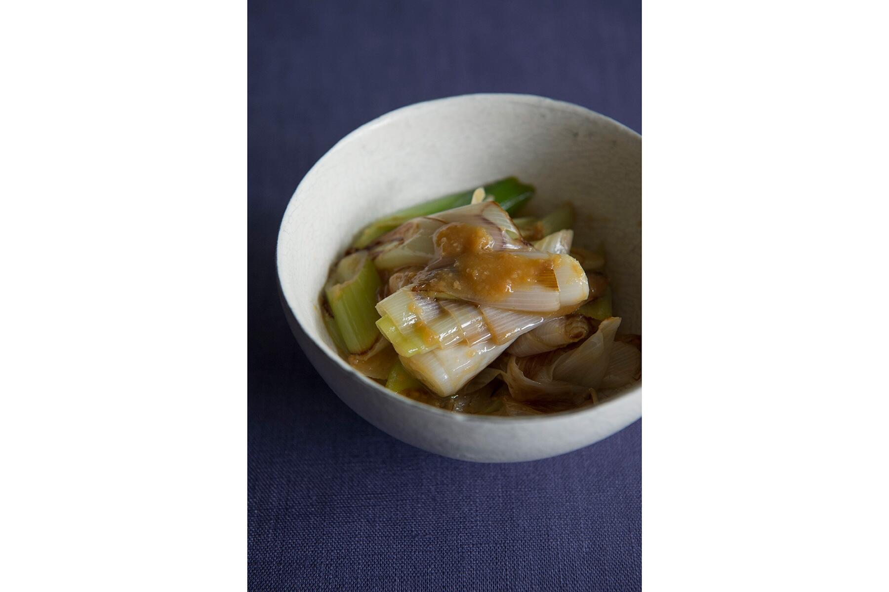 ほんのりした甘味が魅力の“焼きねぎの酢味噌和え”