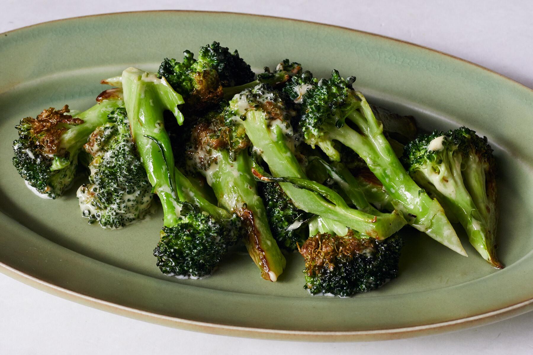 旨味が凝縮した“焼きブロッコリーのマヨネーズ和え”