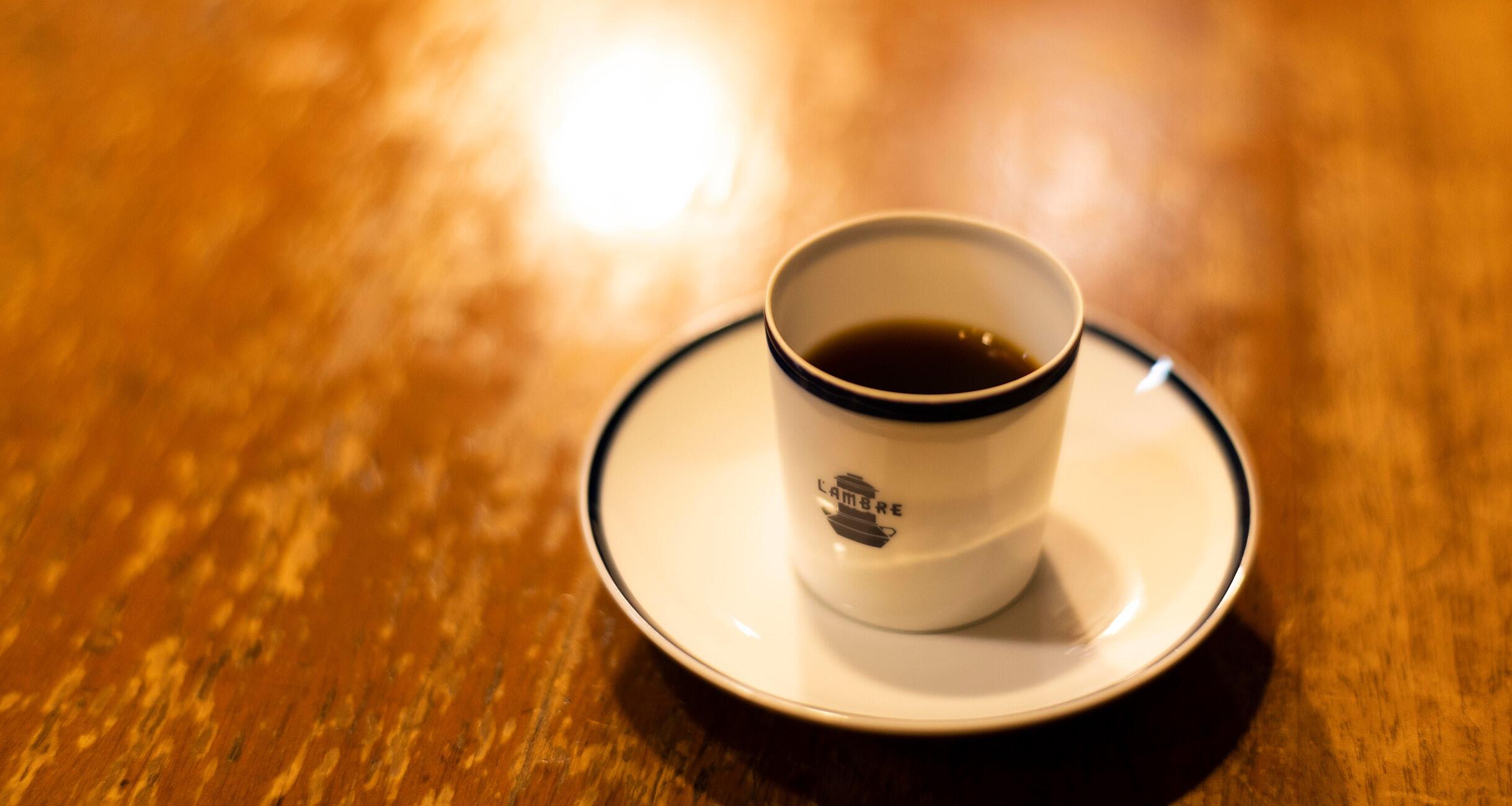 銀座「カフェ・ド・ランブル」は、一杯のコーヒーのために全身 
