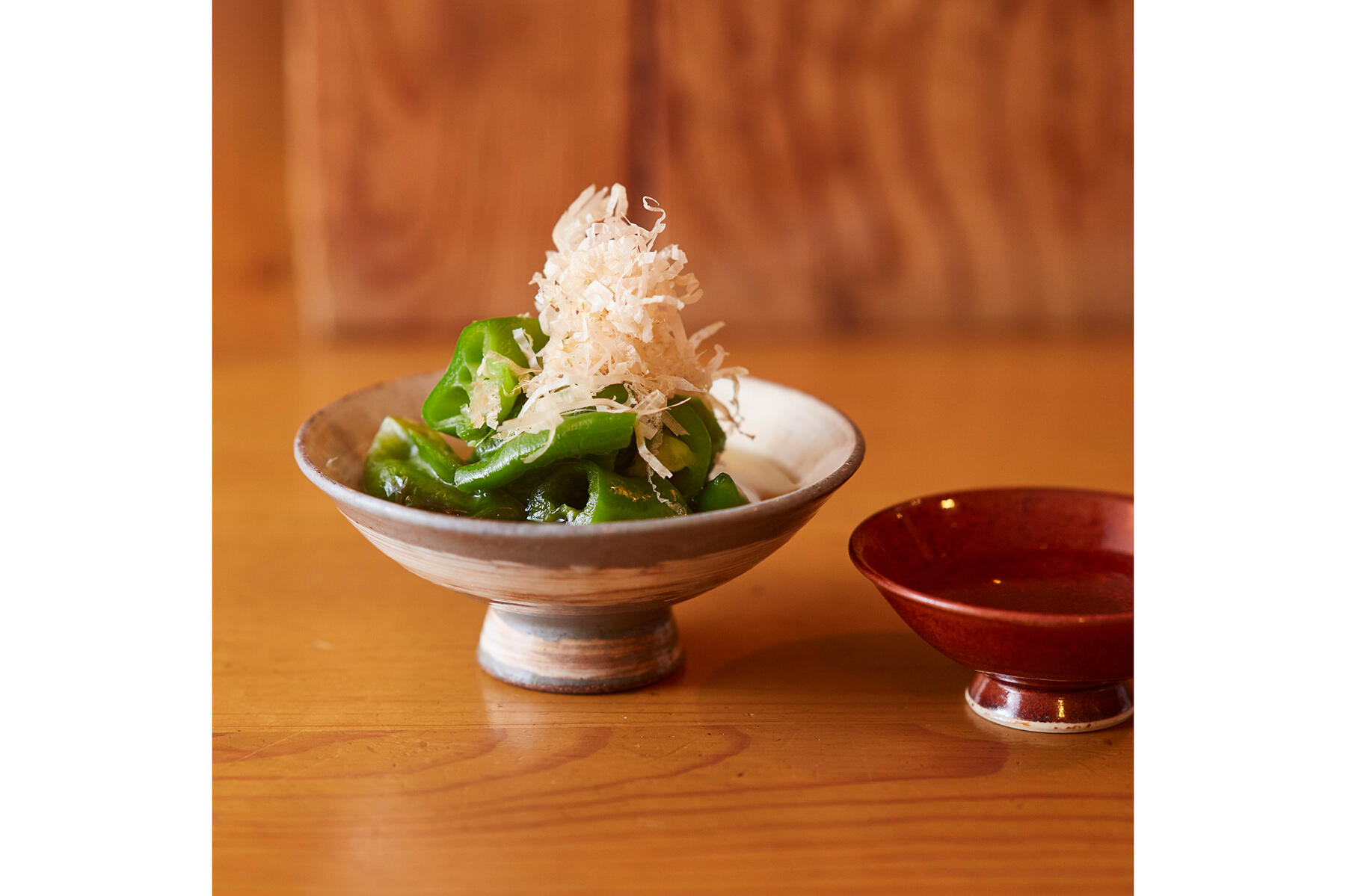 滋味深いだしがじんわり染みる“焼き万願寺の薄だし浸し”