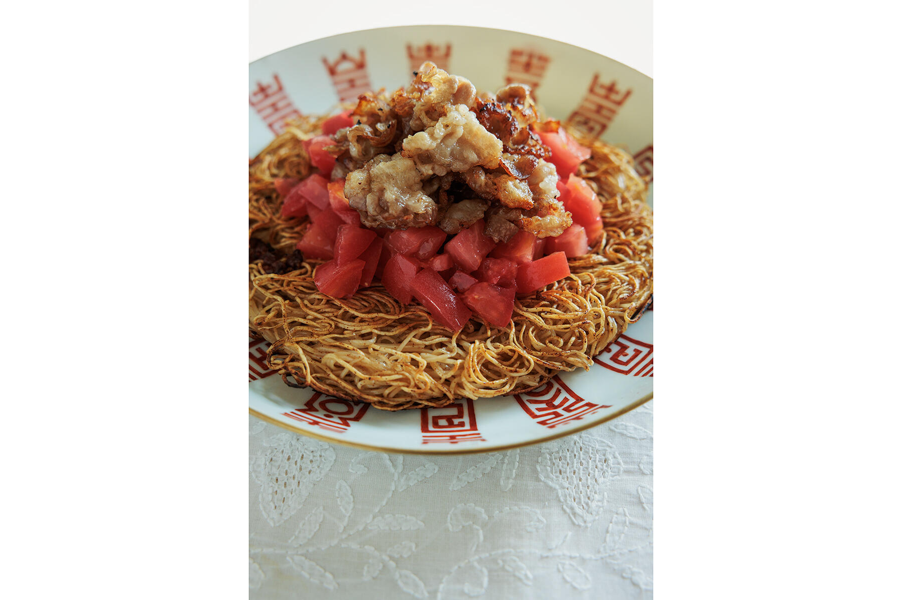 ジューシーな豚の旨味を堪能！“カリカリ豚肉とトマトのせ焼きそば”