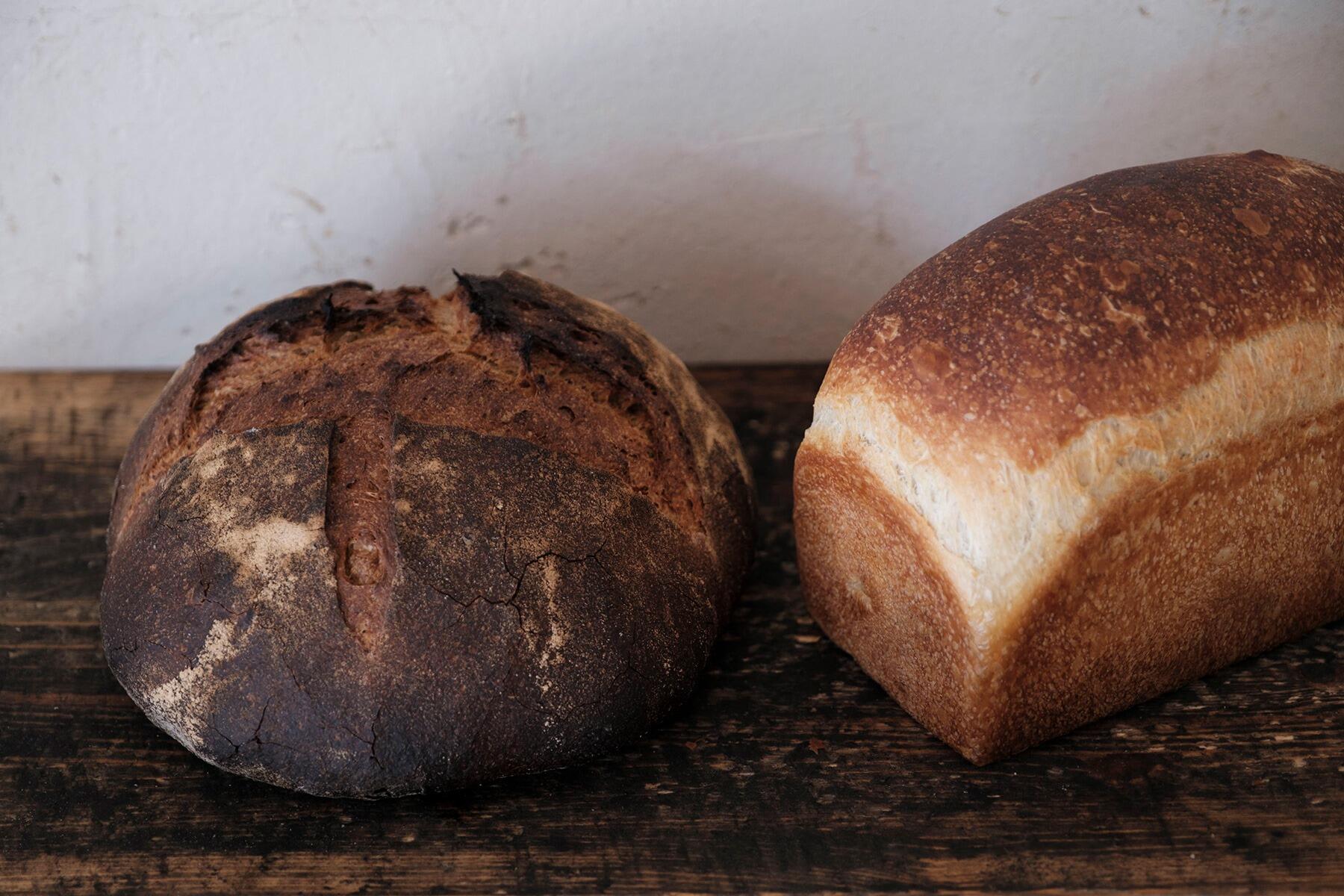 カンパーニュと食パン600円