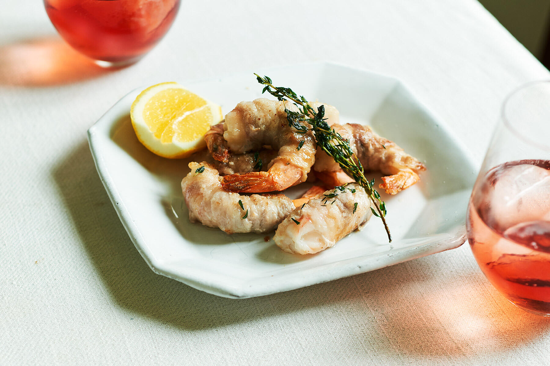 にんにくとタイムが効いた“海老の豚肉巻きハーブソテー”