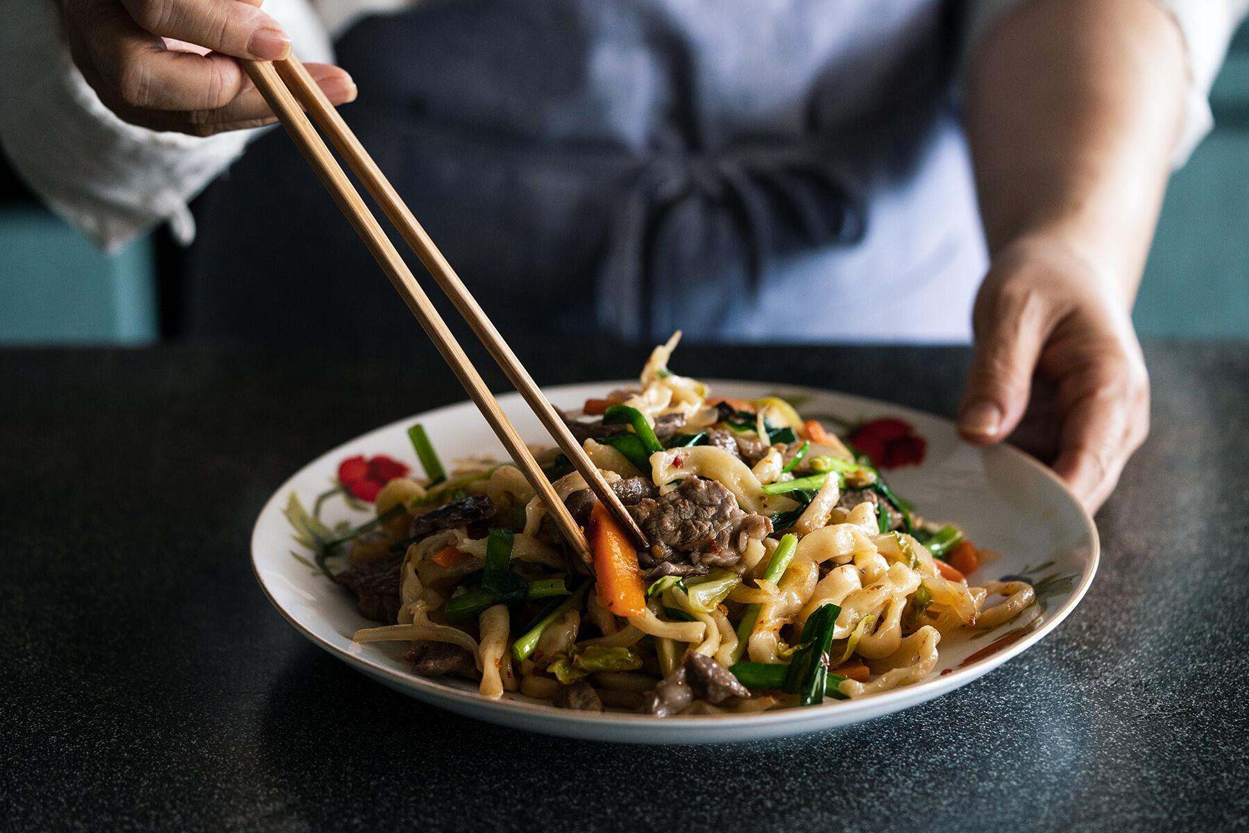 豆板醤がピリッと効いた“モンゴル風焼きうどん”