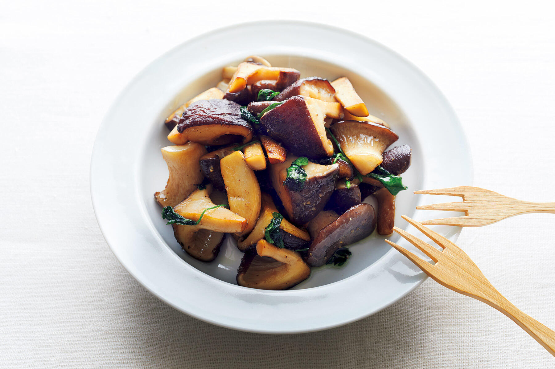 香り高く素材の旨味が際立った“ミックスきのこの塩炒め”