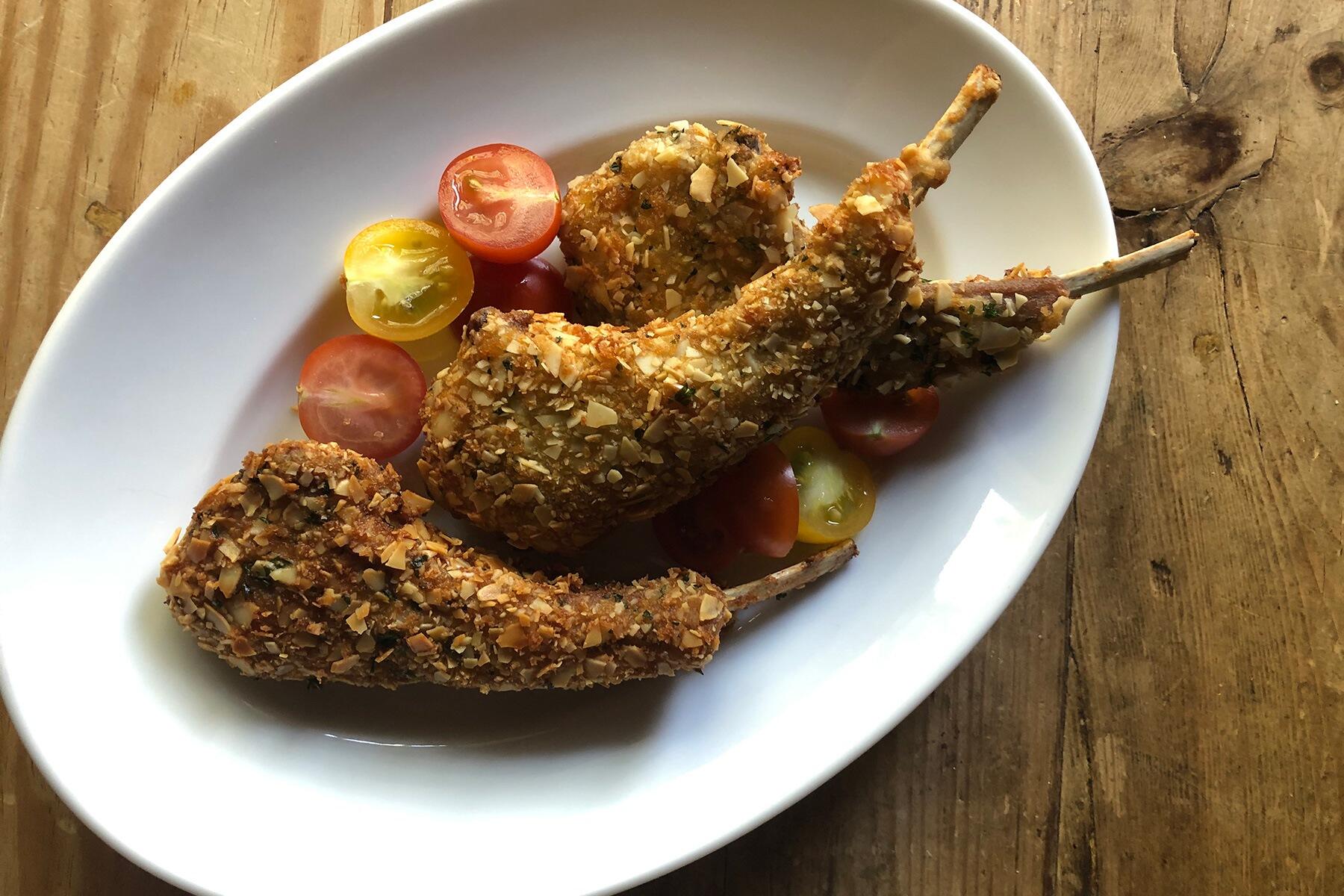 ザクザクとした衣の食感がアクセント“ラムチョップの香草アーモンド焼き”