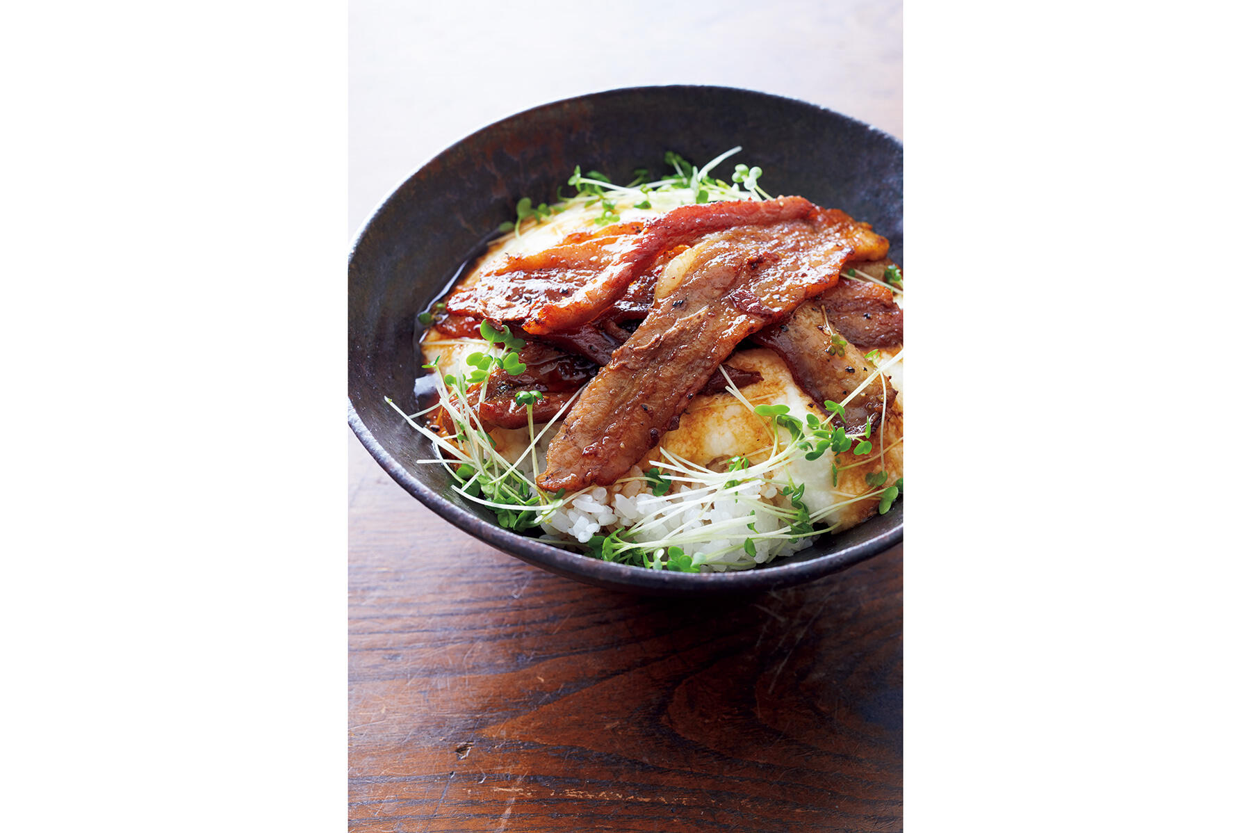 甘辛く濃厚な味わいがたまらない“豚バラ照り焼きとろろ丼”