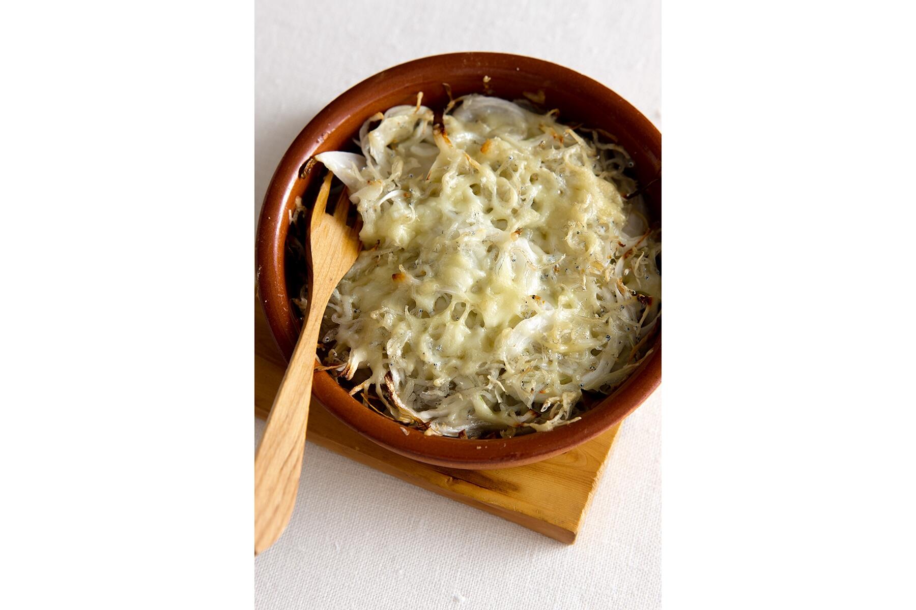 アツアツが旨い！“新たまねぎとしらすのチーズグラタン”