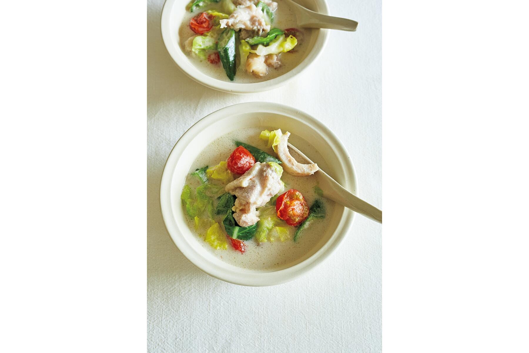 まろやかで酸味の効いたエスニックスープ“トムカーガイ風”