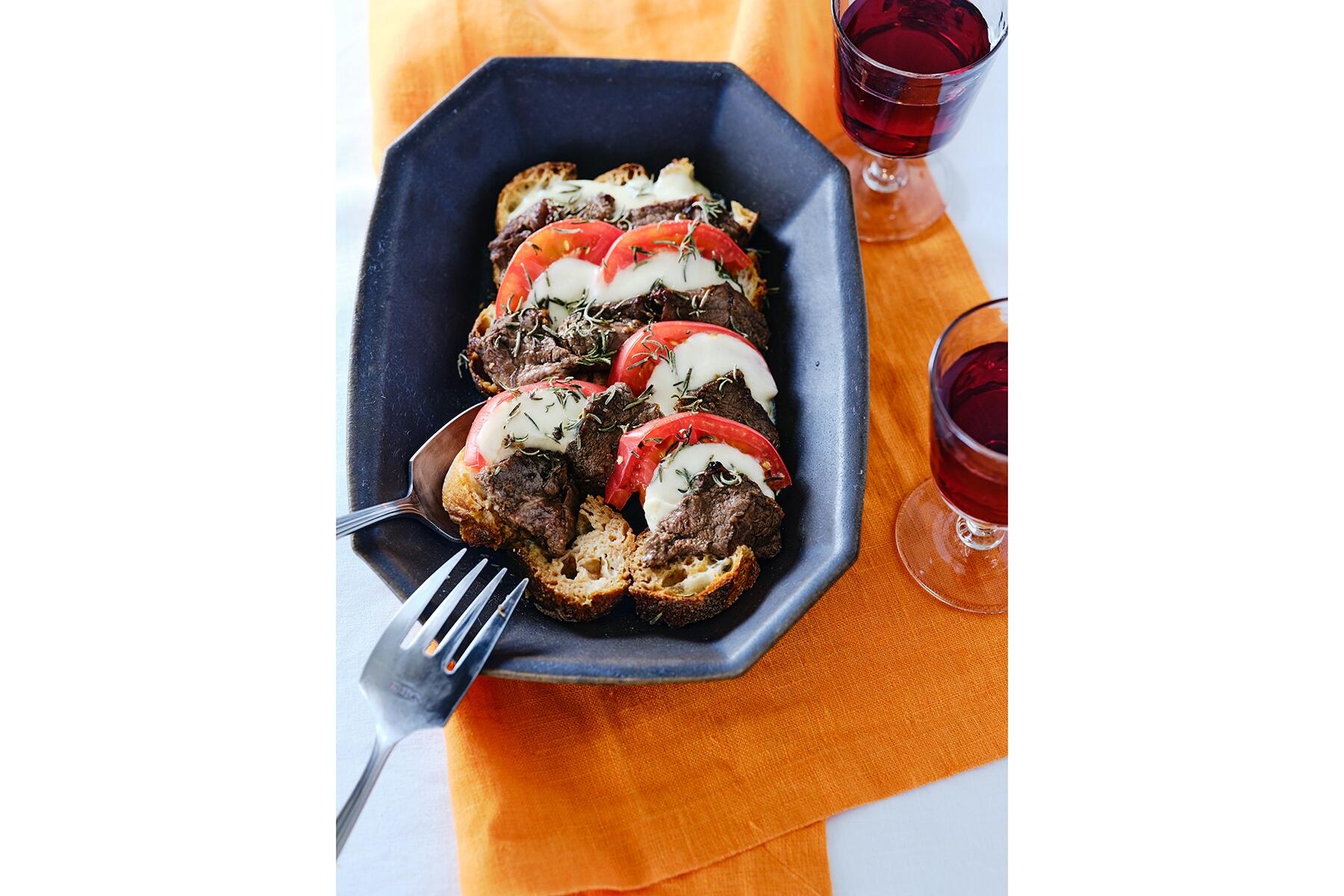 トロトロチーズがたまらない“ステーキのカプレーゼグラタン”