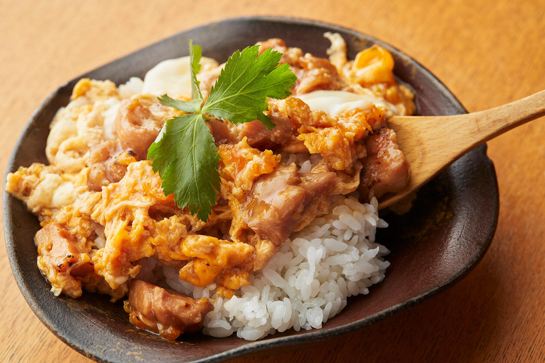 びしっと味が決まる“焼鳥親子丼”