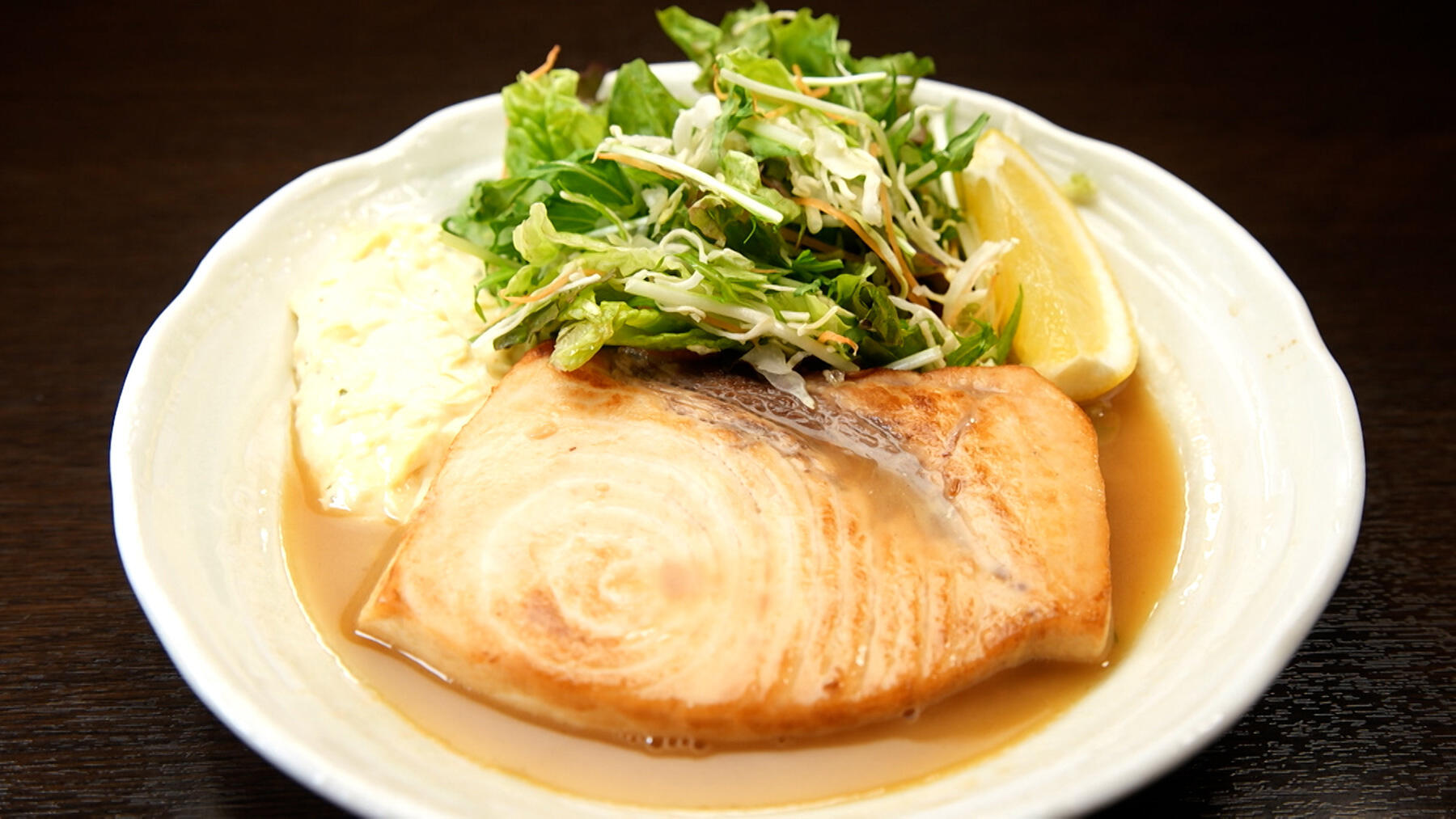 バターとポン酢の風味がたまらない！「めかじきバター焼き