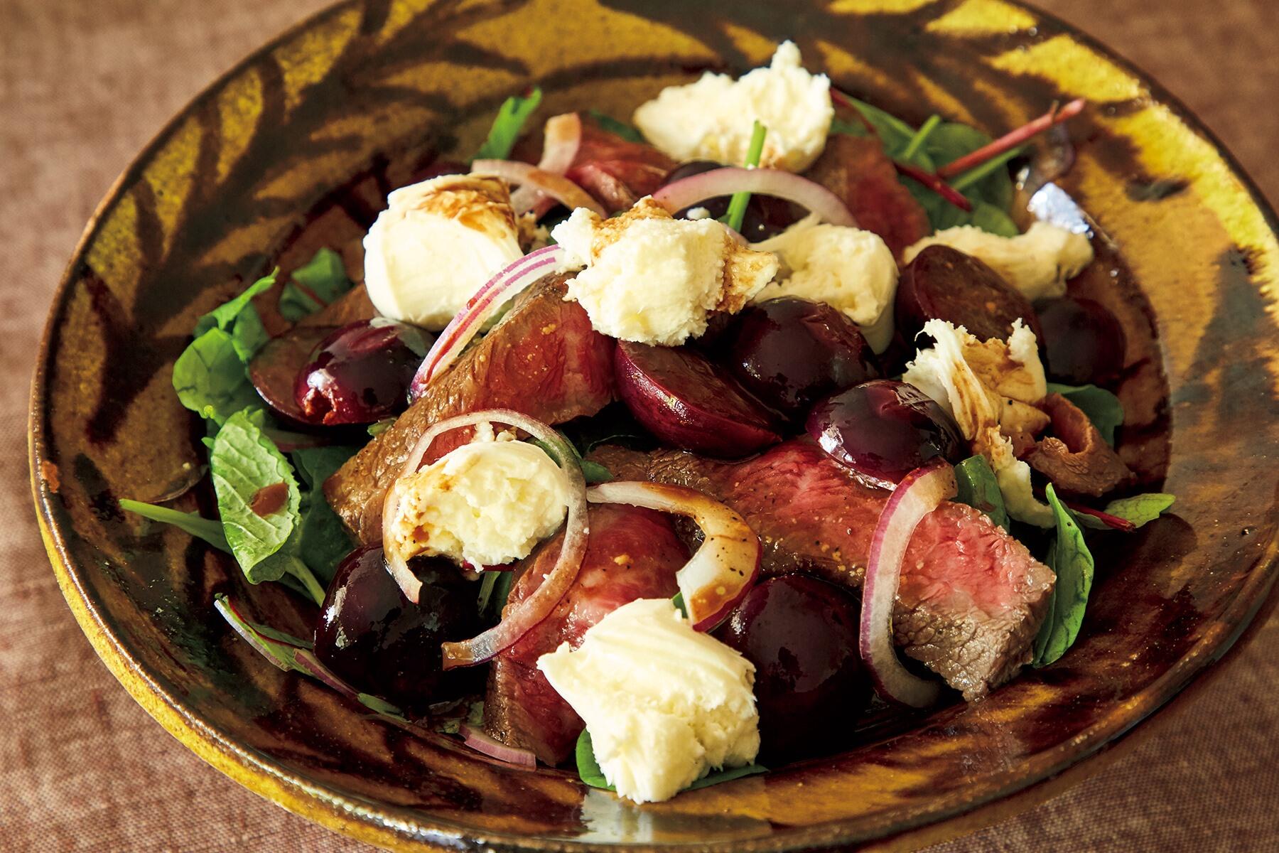 見た目も味わいも華やかな肉サラダ“牛肉とモッツァレラのぶどうサラダ”
