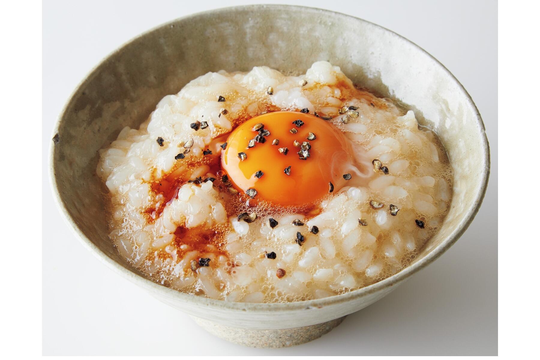 胡椒がピリッとアクセントに！“バター醤油卵かけご飯”