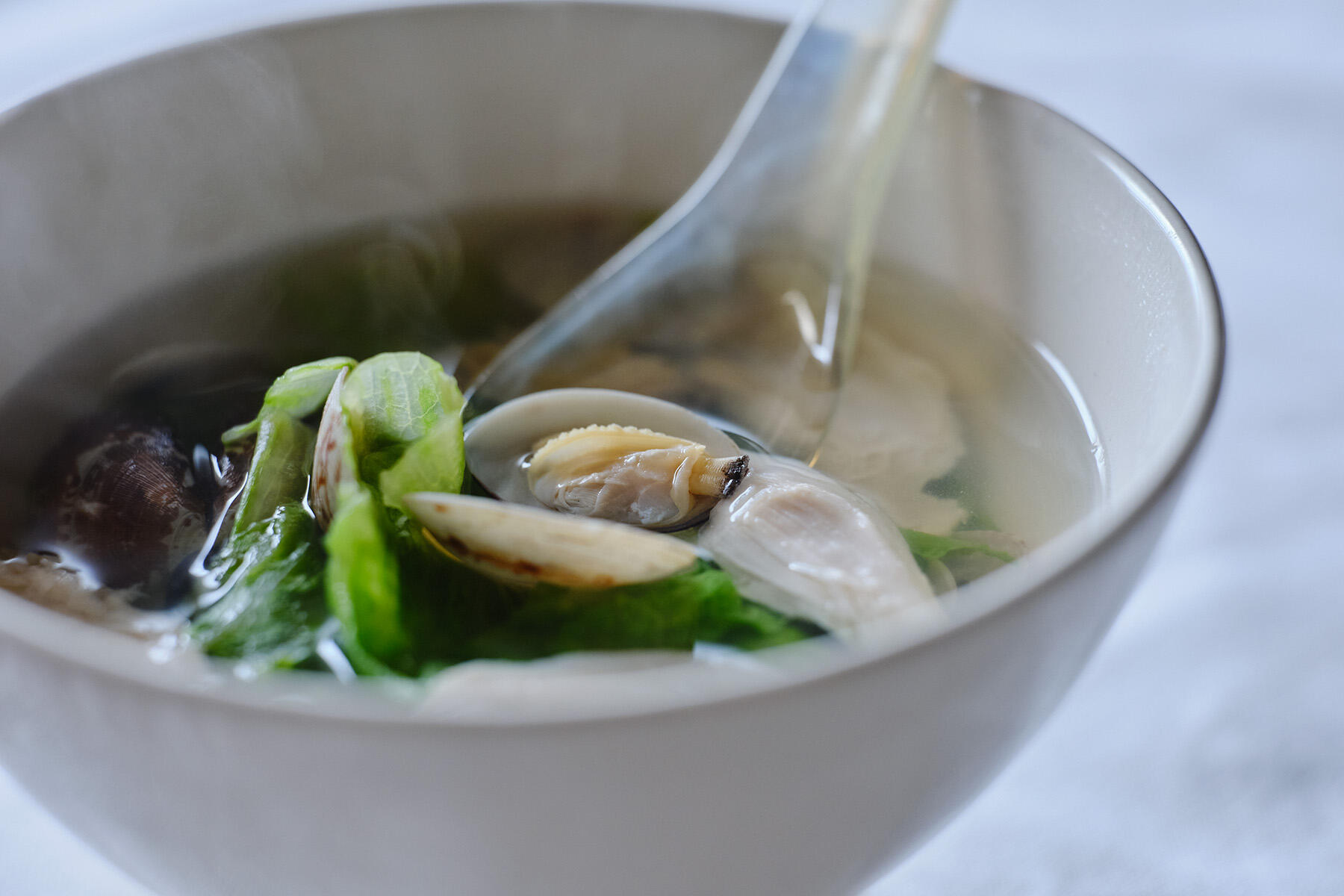 ホッとする味わいの“ゆでささみとあさりのスープ”
