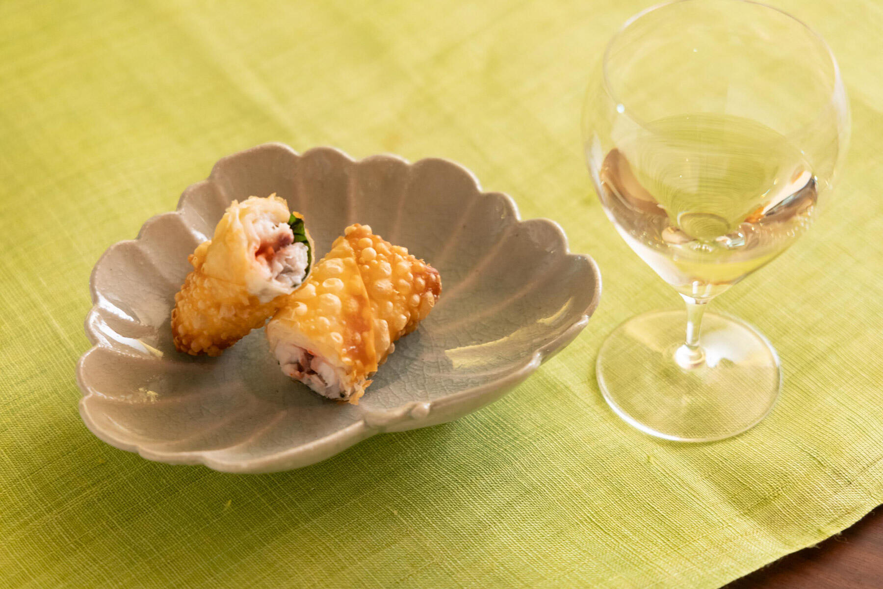 梅しそで味わう、夏向きの揚げ物「アジの梅しそ春巻き」