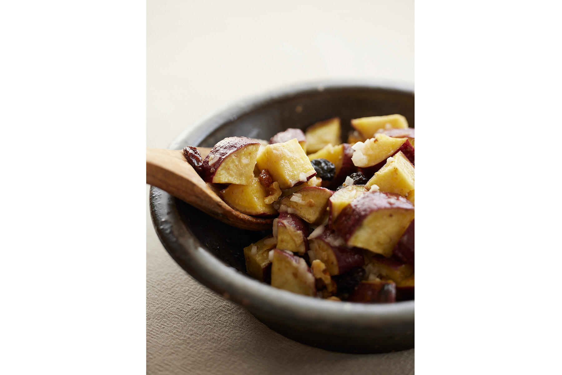 今晩のワインのお供に“さつまいもとレーズンのサラダ”