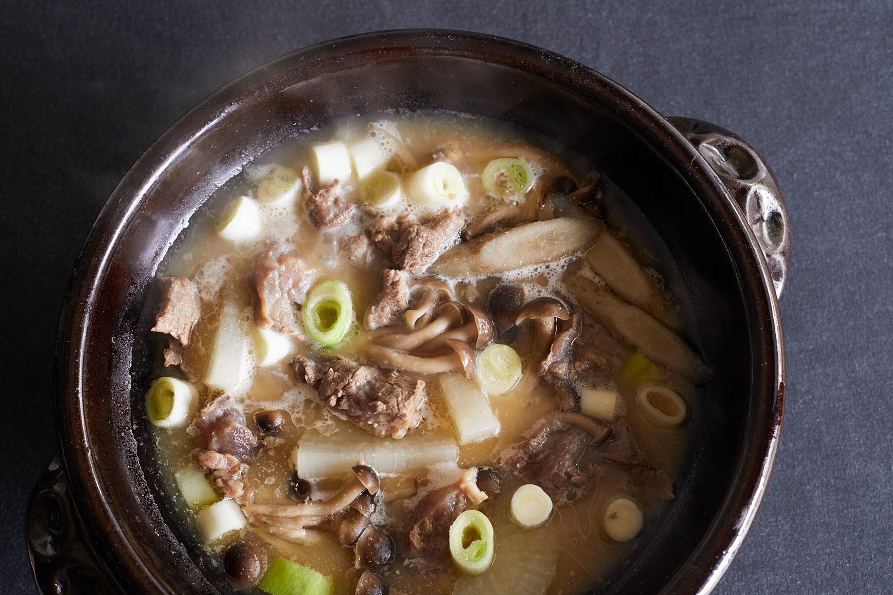 味噌ベースのとろける味わい“牛すじ煮込み”