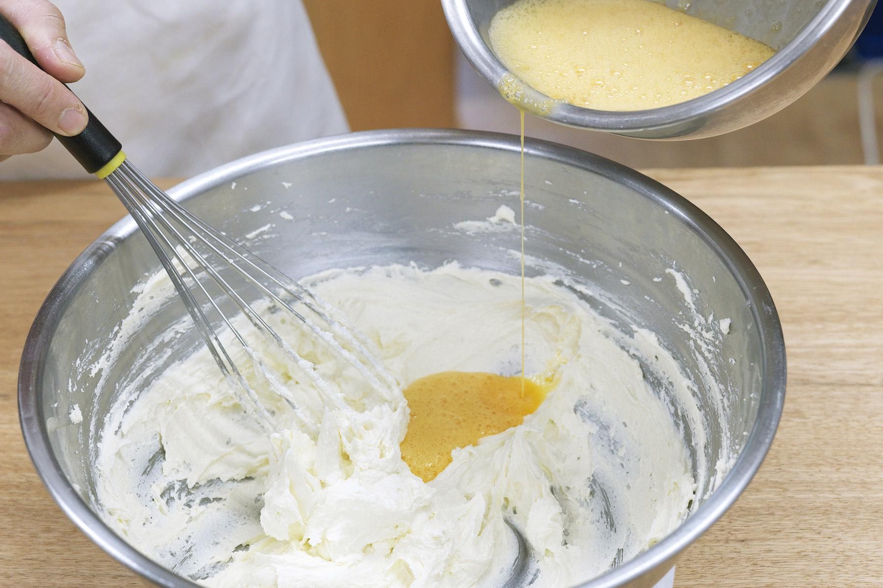 バターと卵液を合わせる