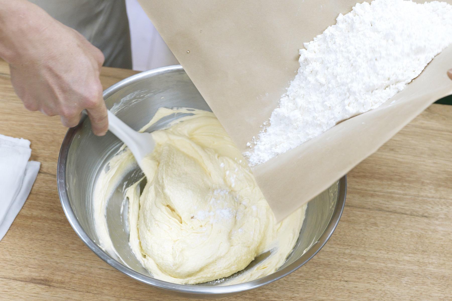 粉と油を加える